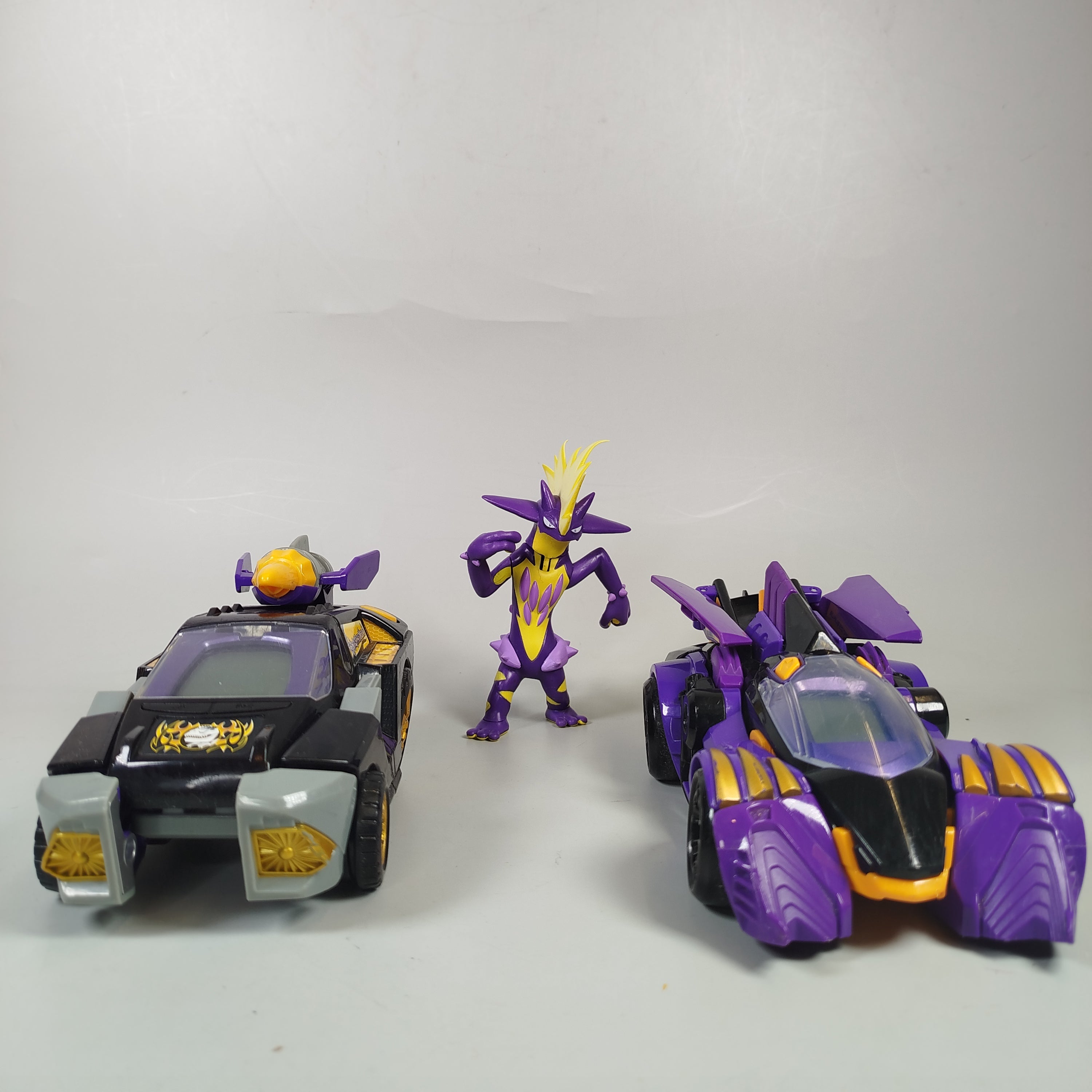  Fahrzeuge und Figuren - Set von 3
