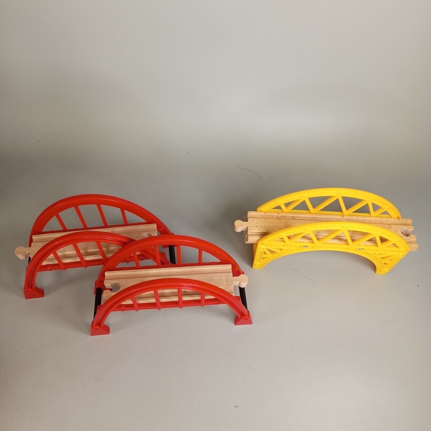 BRIO Zubehörset – Bahnhöfe, Brücken & Tunnel, 10 Teile