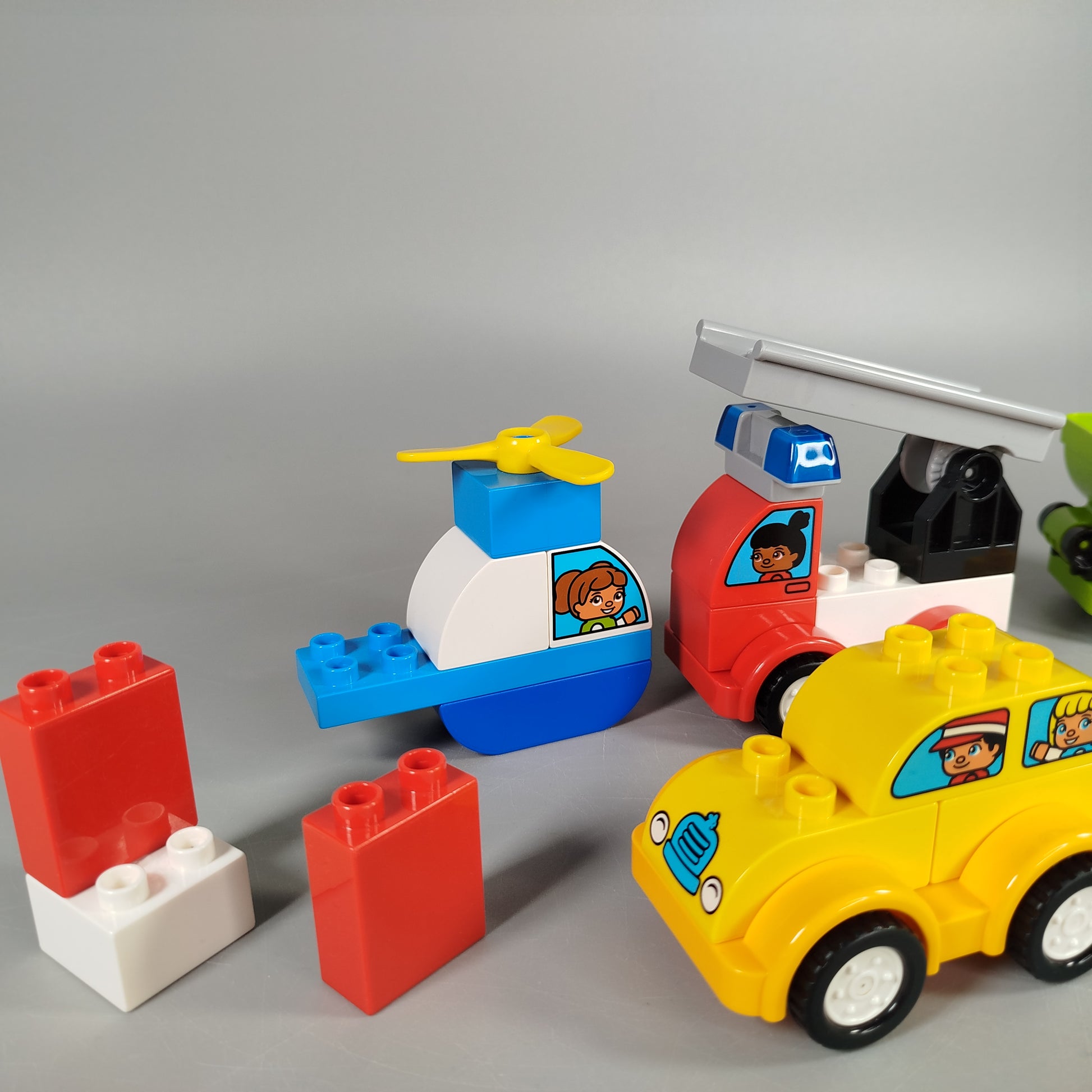 Lego Bauspielzeug Fahrzeuge Set –Auto, Betonmischer, Feuerwehrauto, Hubschrauber