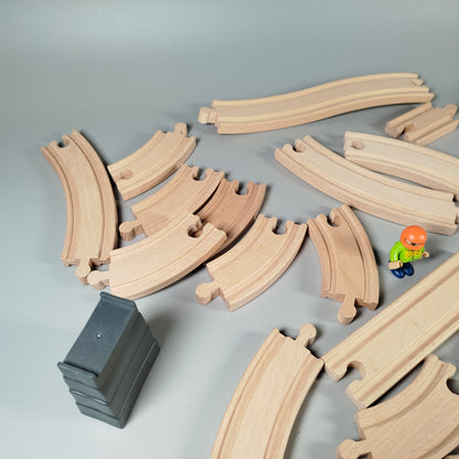 Holzeisenbahn Set – Fahrzeuge, Figuren & Plastikbrücke