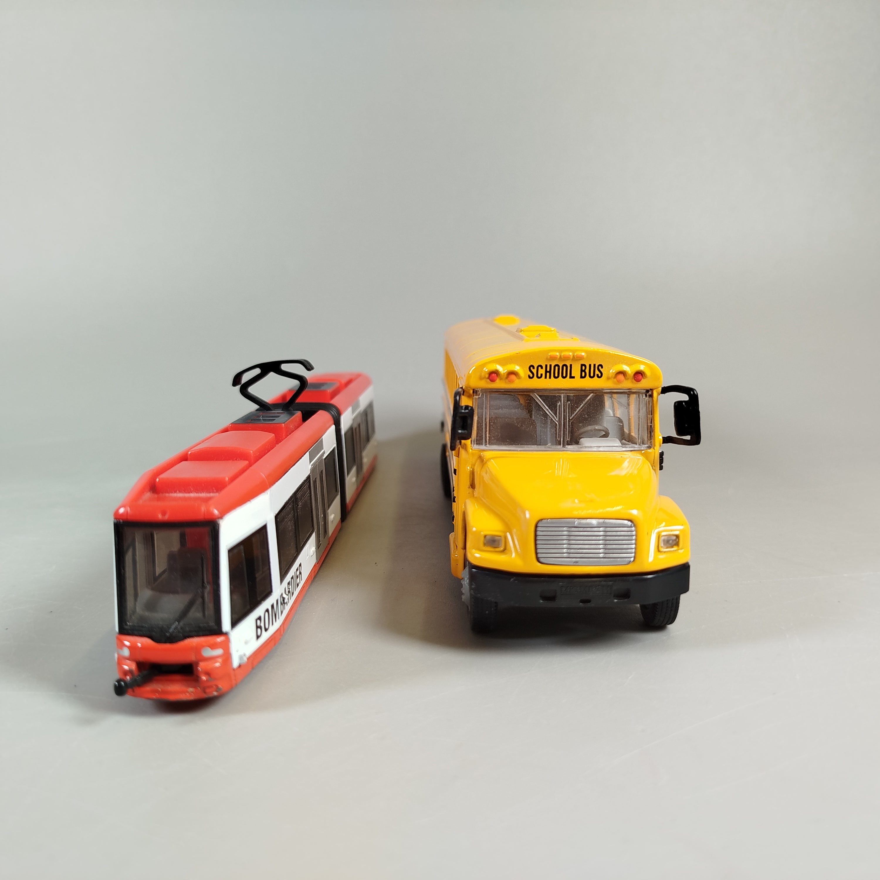 Siku Fahrzeuge Set - Schulbus & Straßenbahn, Modelle
