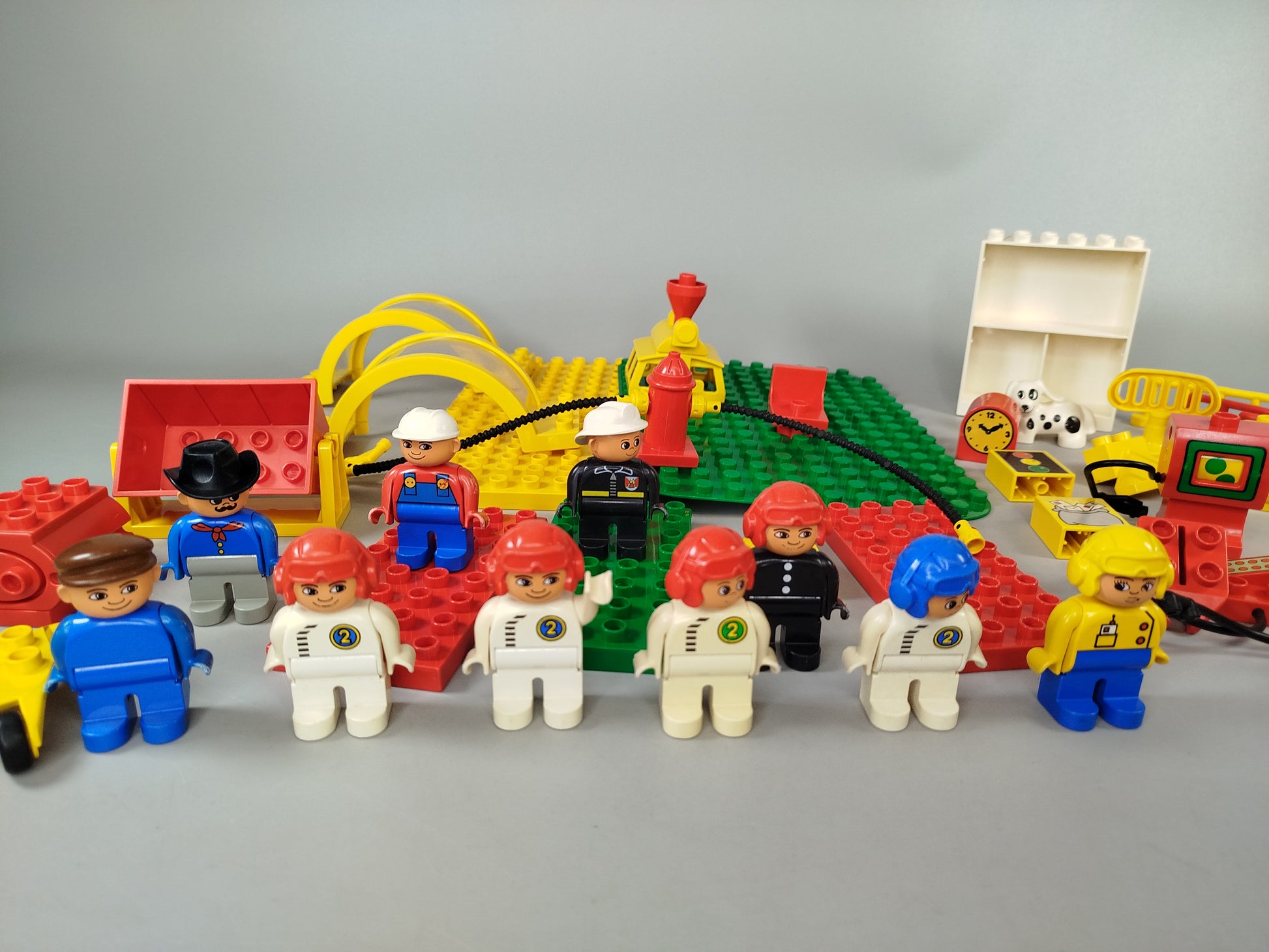 LEGO DUPLO Konvolut ca. 2,5 kg – Fahrzeuge, Figuren & Zubehör