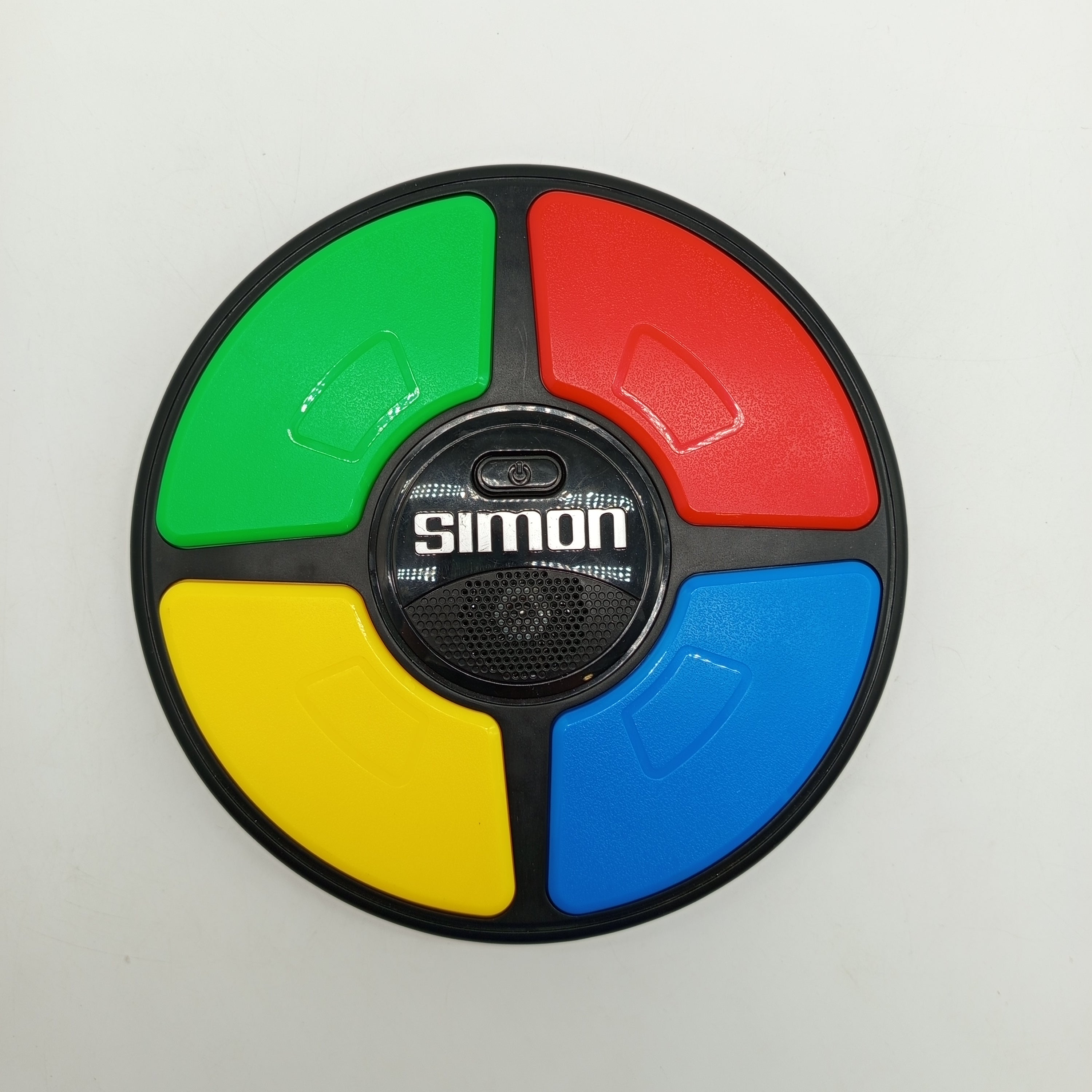 Hasbro Simon Elektronisches Gedächtnisspiel – Kult Brettspiel Klassiker