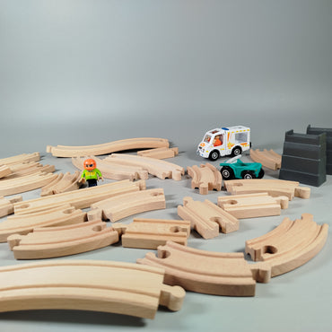 Holzeisenbahn Set – Fahrzeuge, Figuren & Plastikbrücke