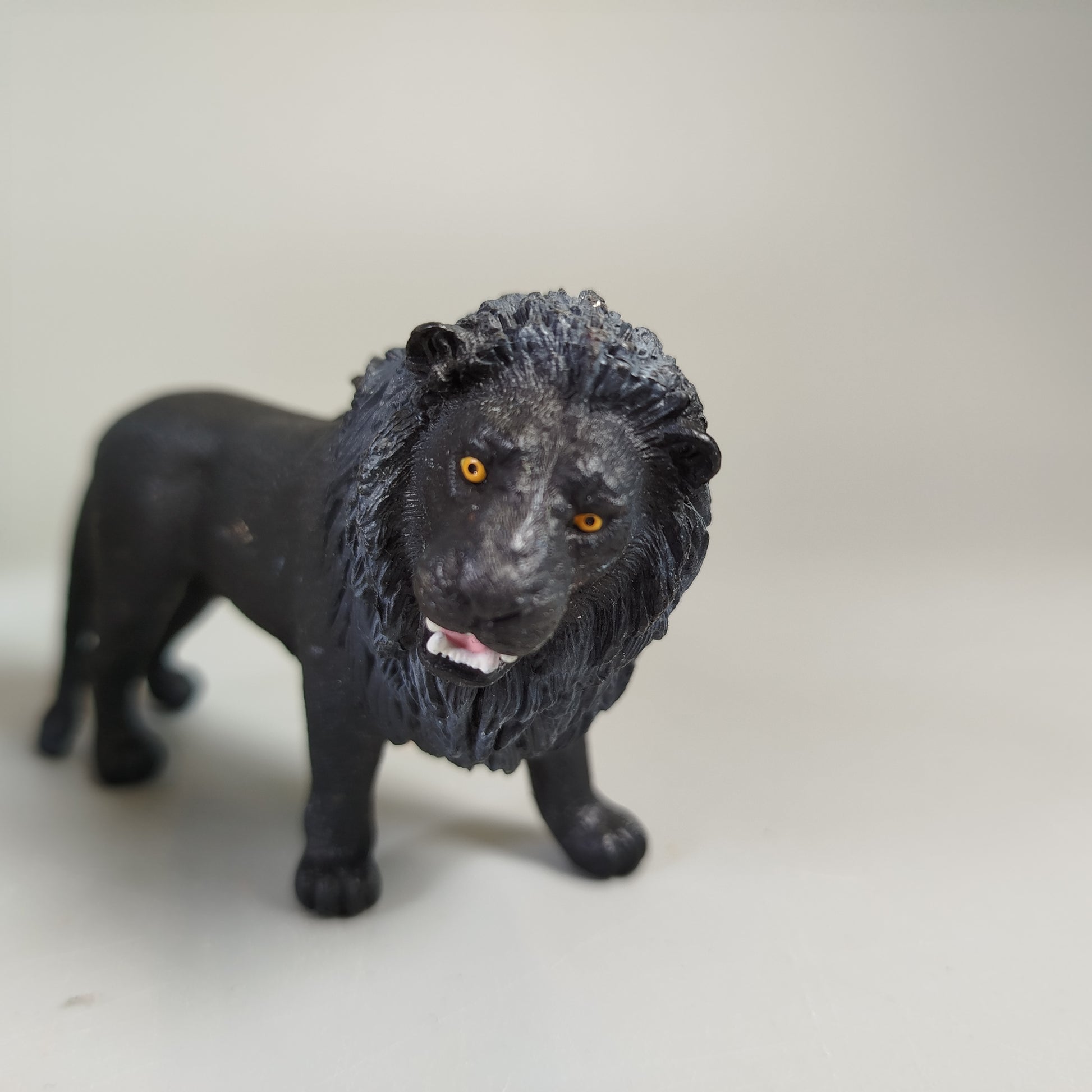 Schleich Tierfiguren Set von 4 – Dinosaurier und Löwen, neuwertig