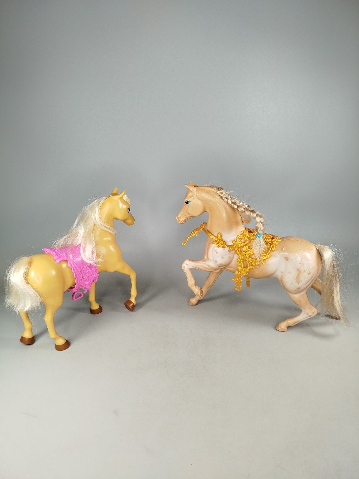 Mattel Bundle Set von 2 Pferdefiguren mit Sattel & Zaumzeug