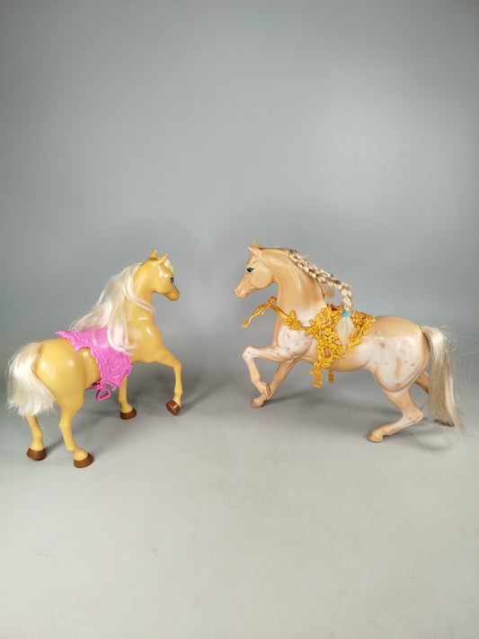 Mattel Bundle Set von 2 Pferdefiguren mit Sattel & Zaumzeug