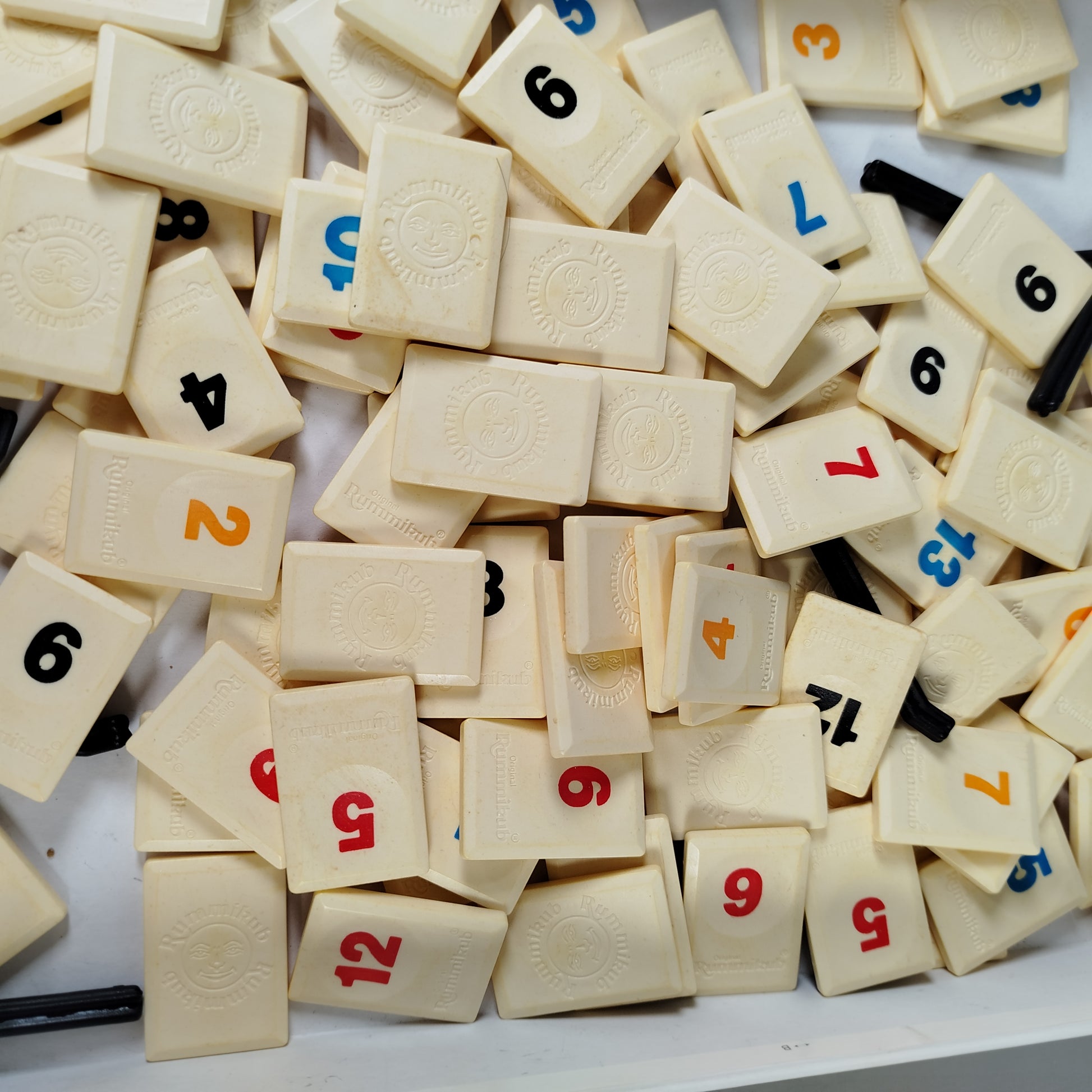 Rummikub Brettspiel – Original mit Spielsteinen & Ablagen, OVP