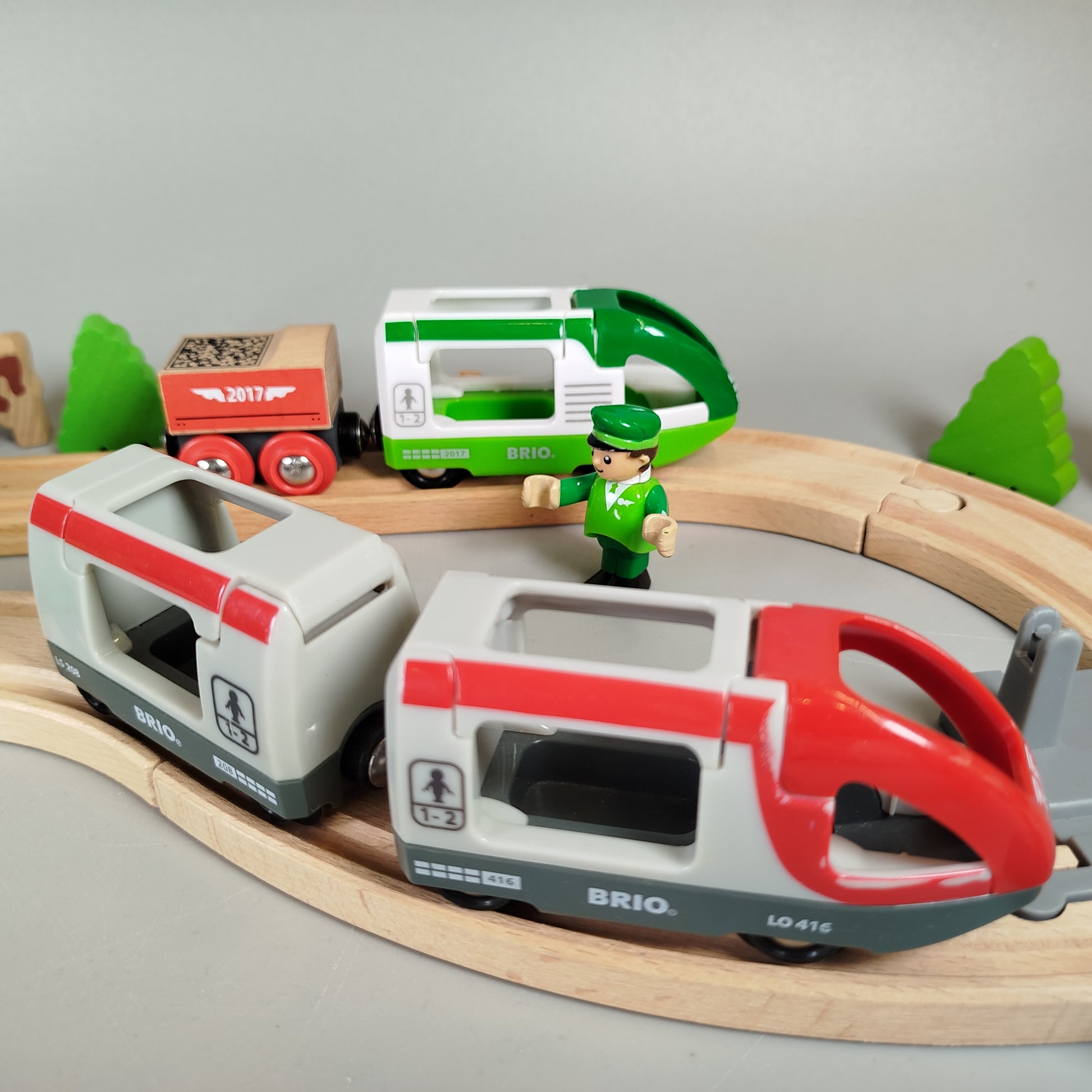 BRIO Holzeisenbahn Set – Züge, Schienen, Figuren & Zubehör