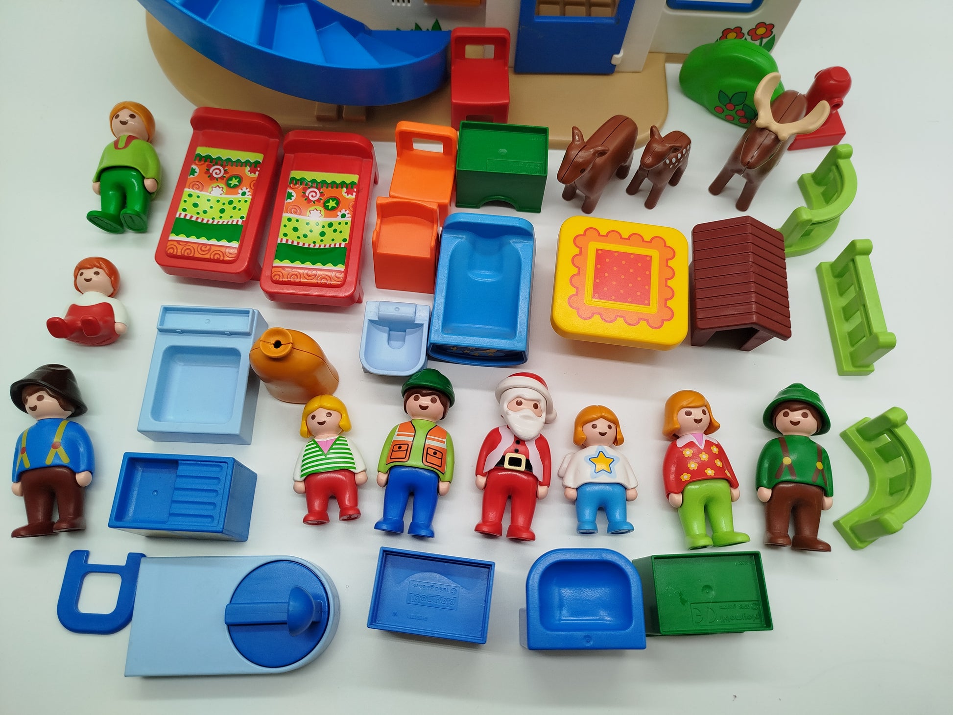Playmobil weihnachtliches Wohnhaus mit Figuren und Zubehör