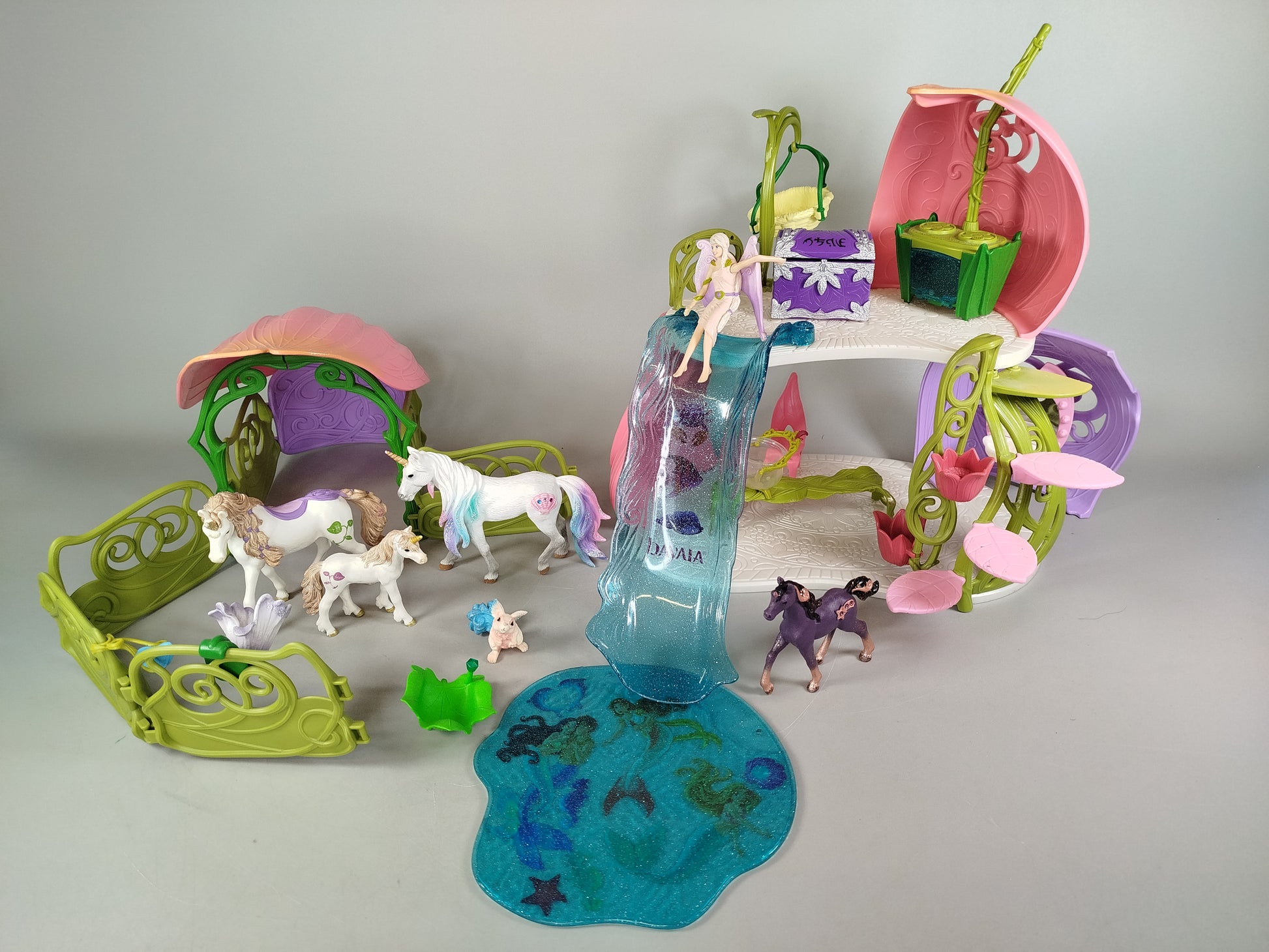 Schleich glitzerndes Blütenhaus mit Einhörnern, See und Stall