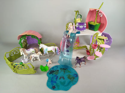 Schleich glitzerndes Blütenhaus mit Einhörnern, See und Stall
