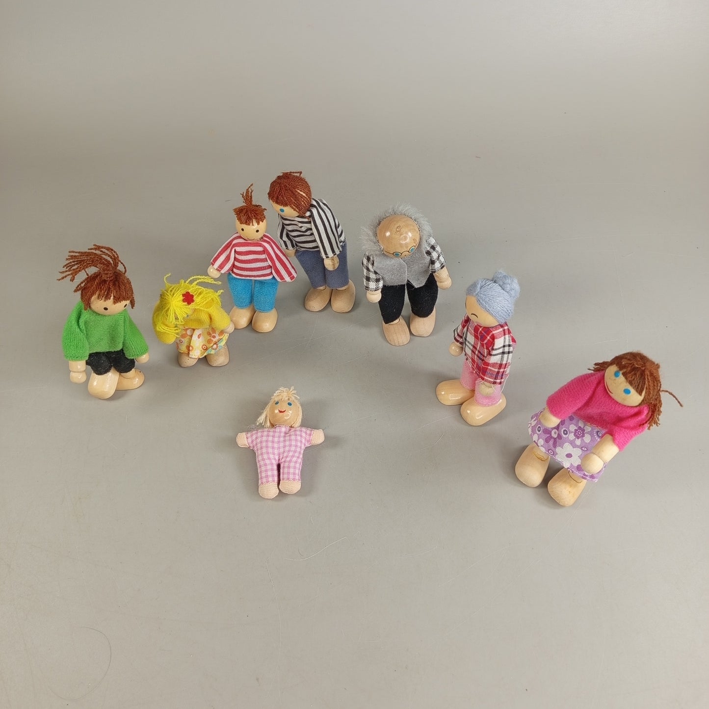Puppenhaus Familie Set – 8 Spielfiguren aus Holz, beweglich
