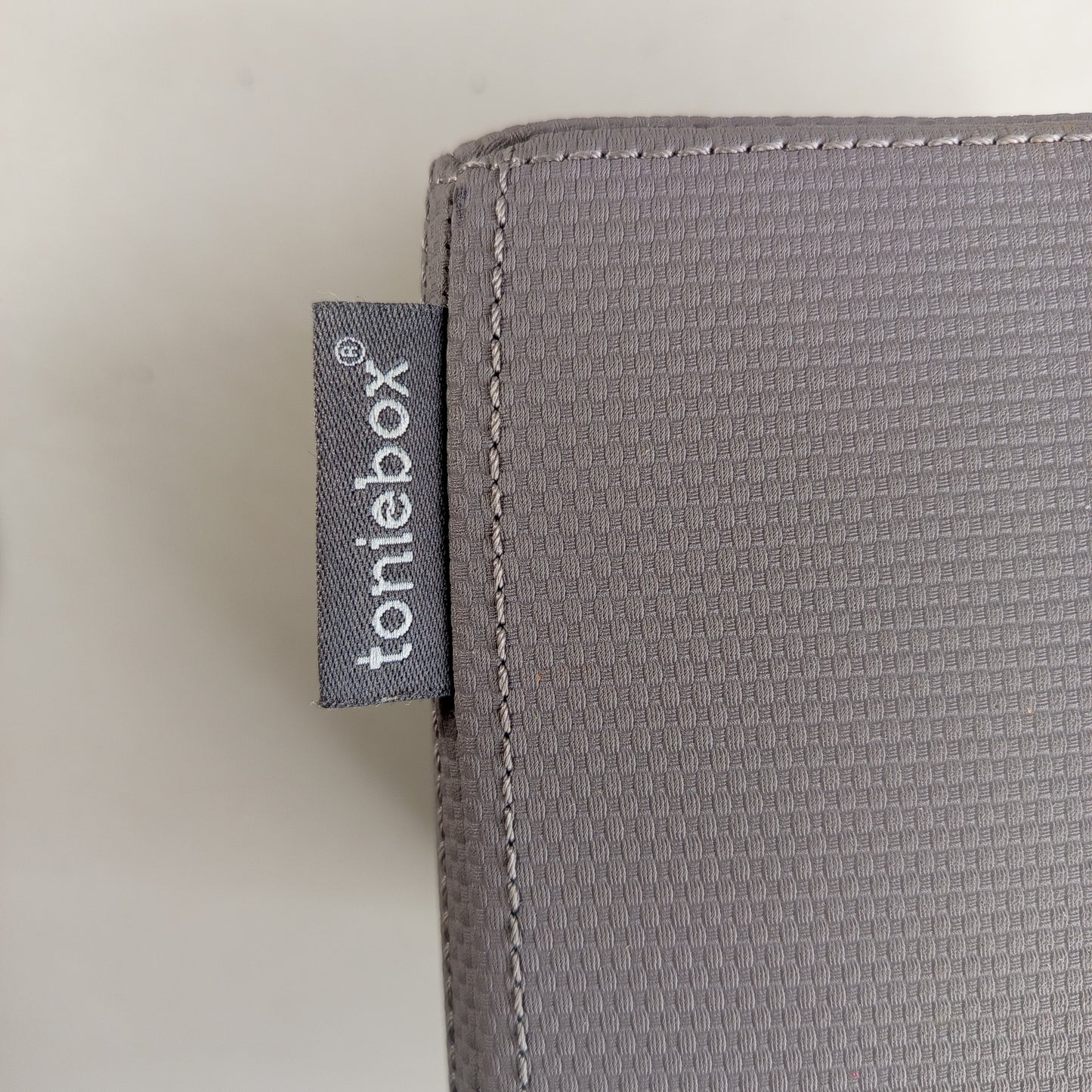 tonies Toniebox grau – Hörspielbox mit Figur & Ladestation