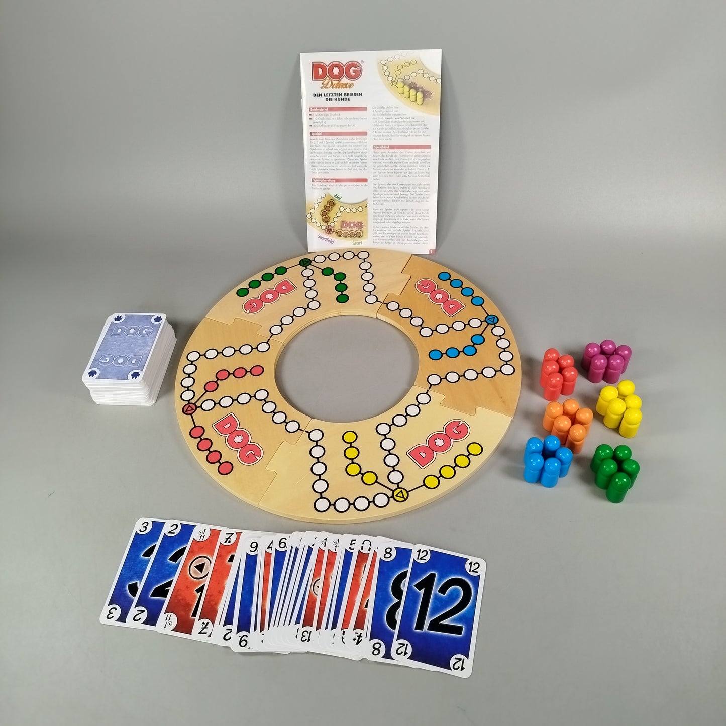 Schmidt Spiele DOG Deluxe – Brettspiel mit Karten & Holzfiguren, OVP