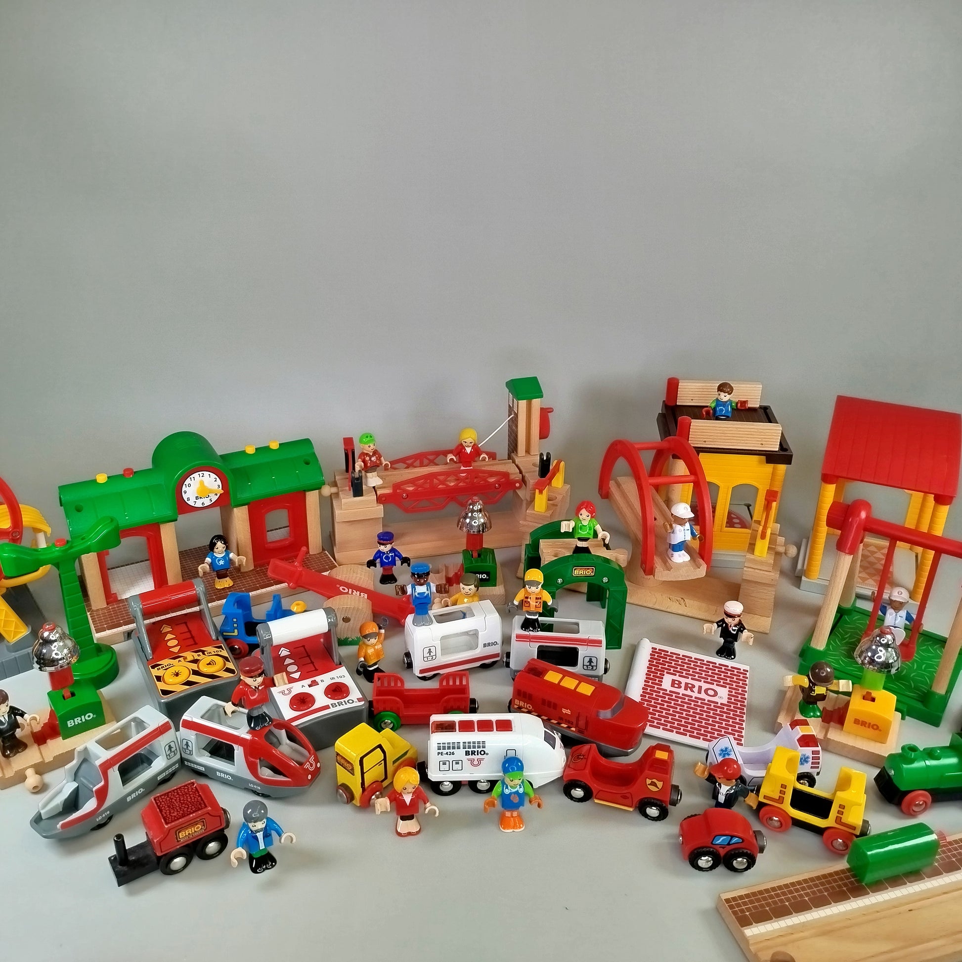 BRIO Holzspielzeug Konvolut- Züge, Häuser & Fahrzeuge