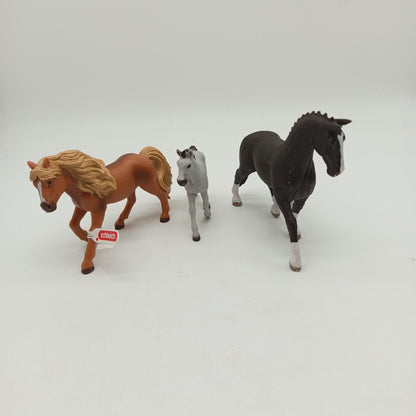 Schleich Pferde Set von 3 Figuren – braun, schwarz & Fohlen