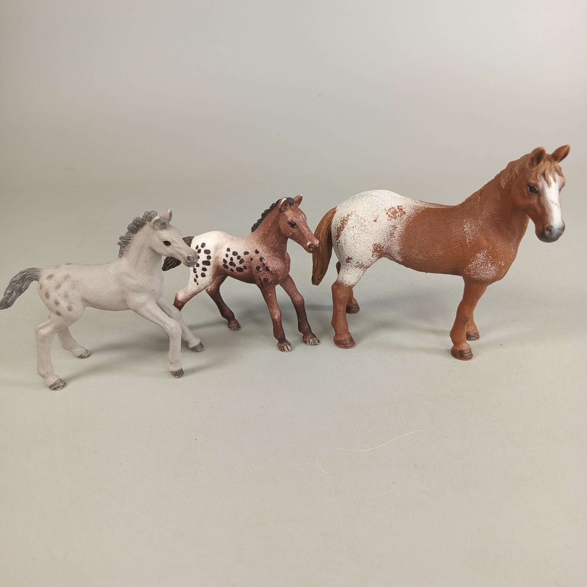 Pferdefiguren Set von 16 Tieren – realistische Spielfiguren