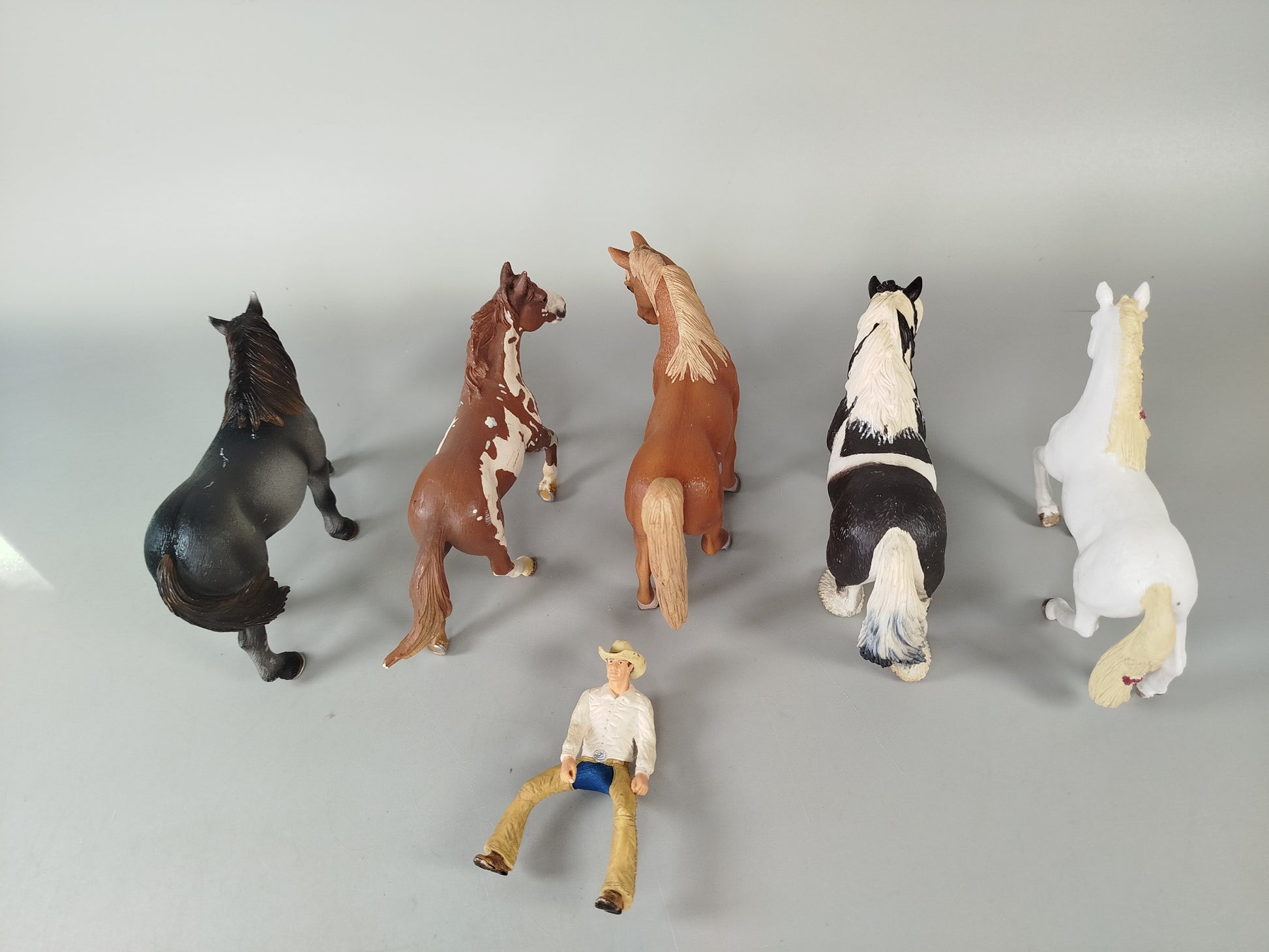 Schleich Figuren-Set von 5 Pferden & 1 Reiter – Cowboy & Tiere