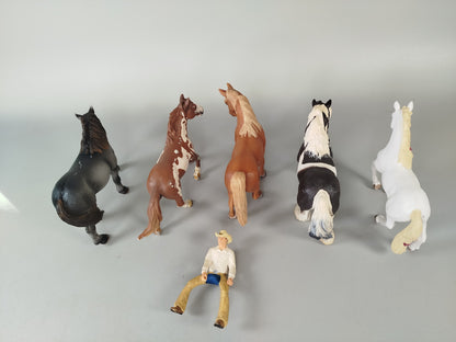 Schleich Figuren-Set von 5 Pferden & 1 Reiter – Cowboy & Tiere