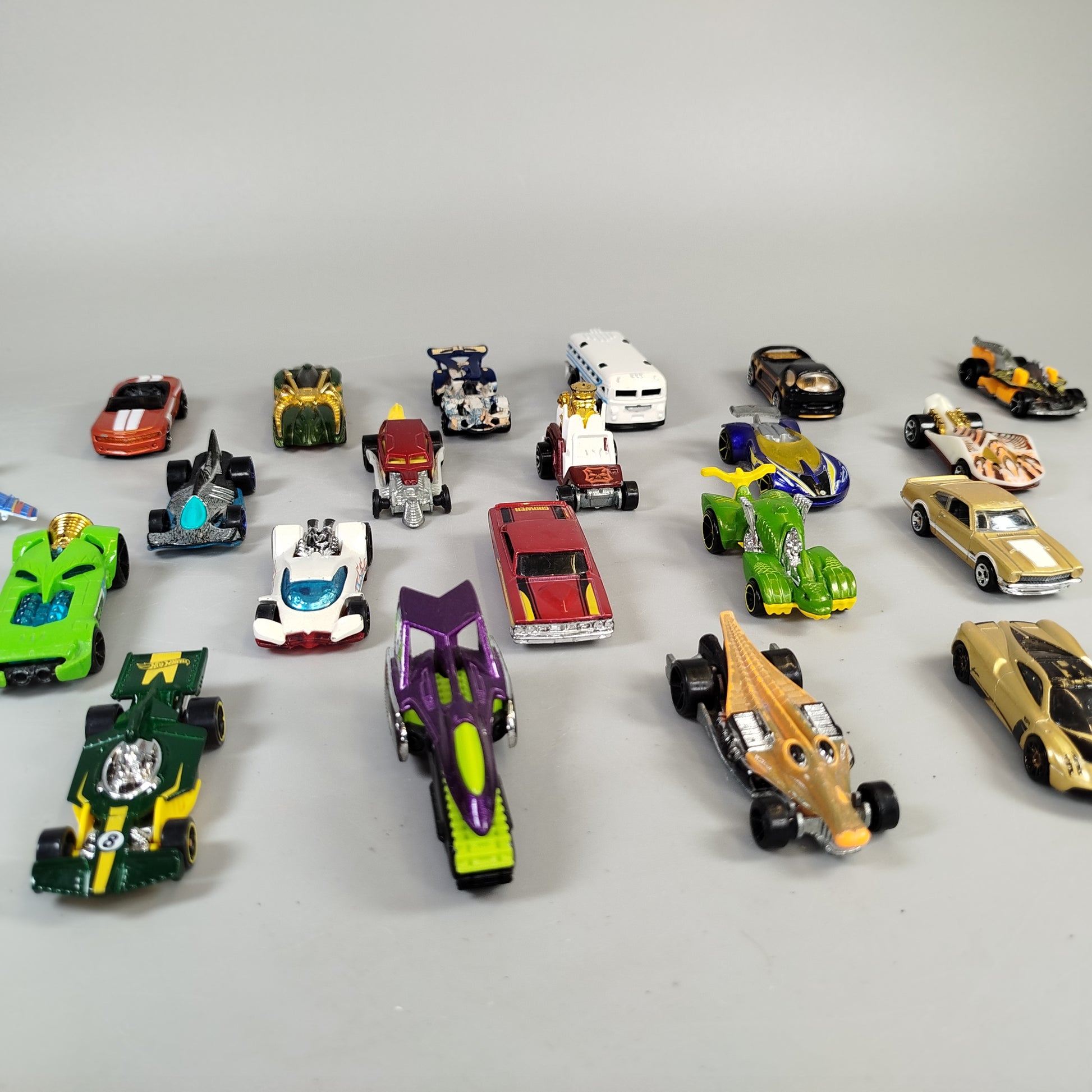 Hot Wheels Fahrzeuge Set von 26 – verschiedene Modelle