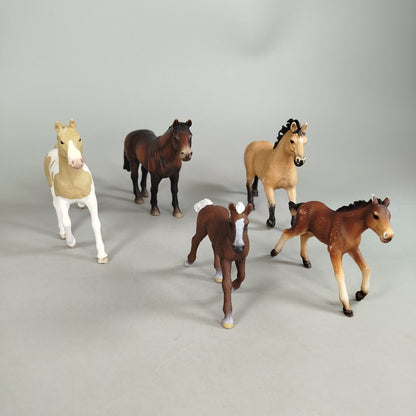 Pferde Figuren-Set – 5 Tiere mit Zaun & Umzäunung, vollständig