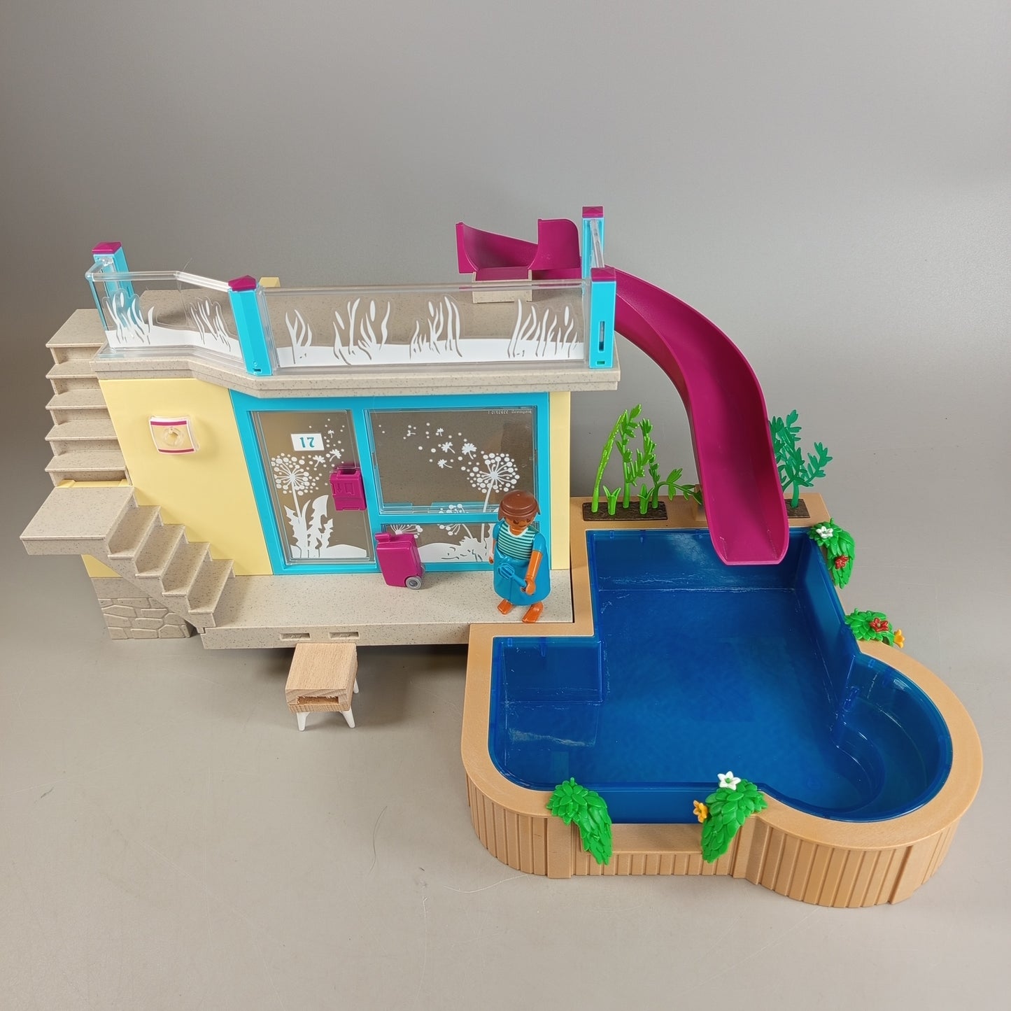Playmobil Ferienhaus mit Pool & Rutsche – Playset mit Figur