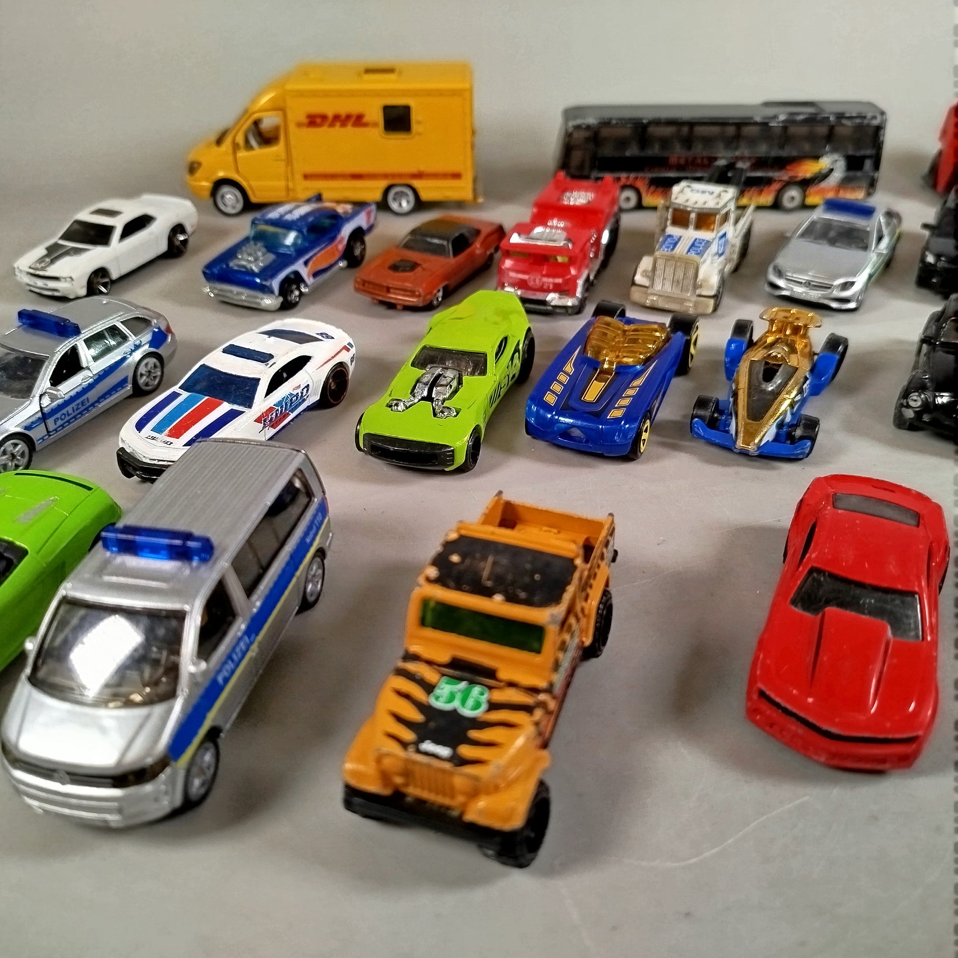 Hot Wheels, Siku & Mattel Fahrzeug-Konvolut – 30 Autos, Lkw & Busse aus Metall