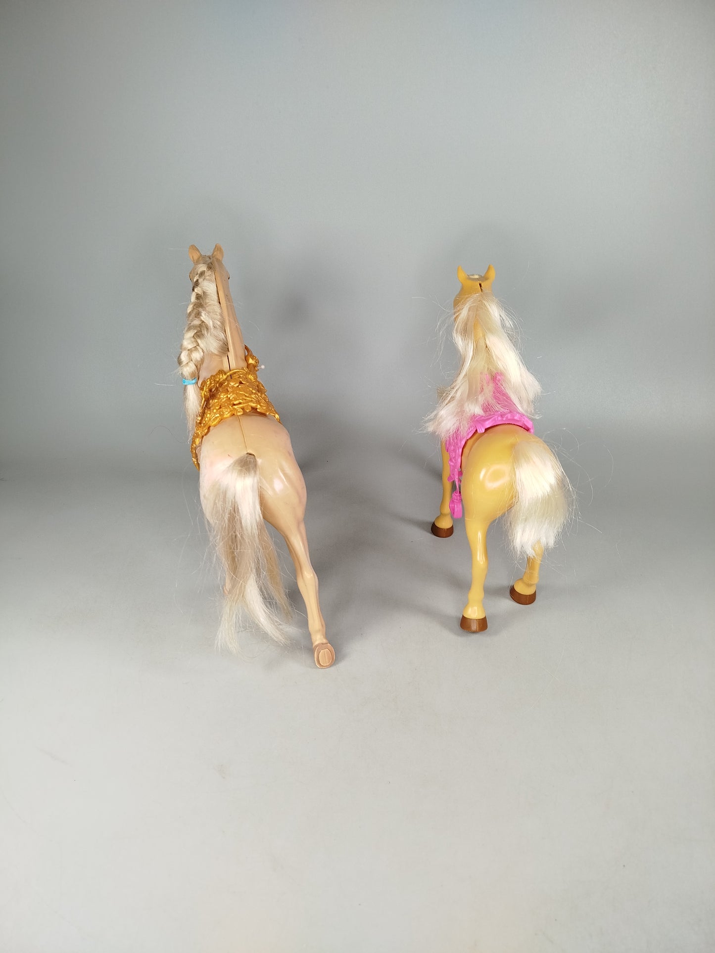 Mattel Bundle Set von 2 Pferdefiguren mit Sattel & Zaumzeug