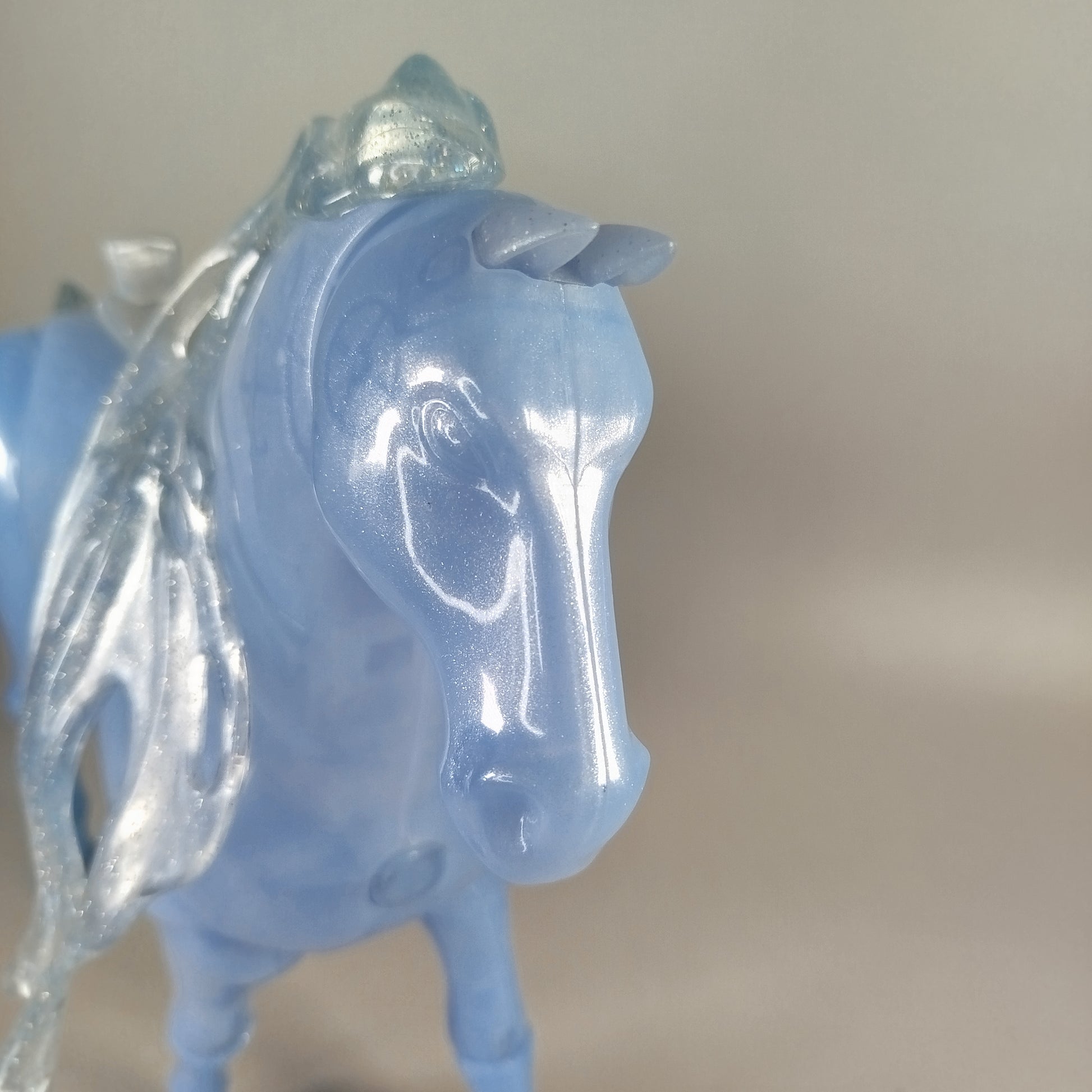 Fantasy Pferdefigur mit Elektronik – ideal für Fantasiespiele