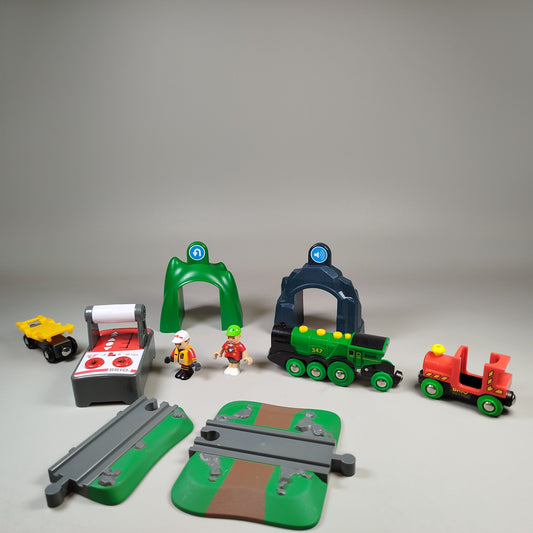 BRIO Eisenbahn Zubehör Set - Lok, Figuren & Tunnel, guter Zustand