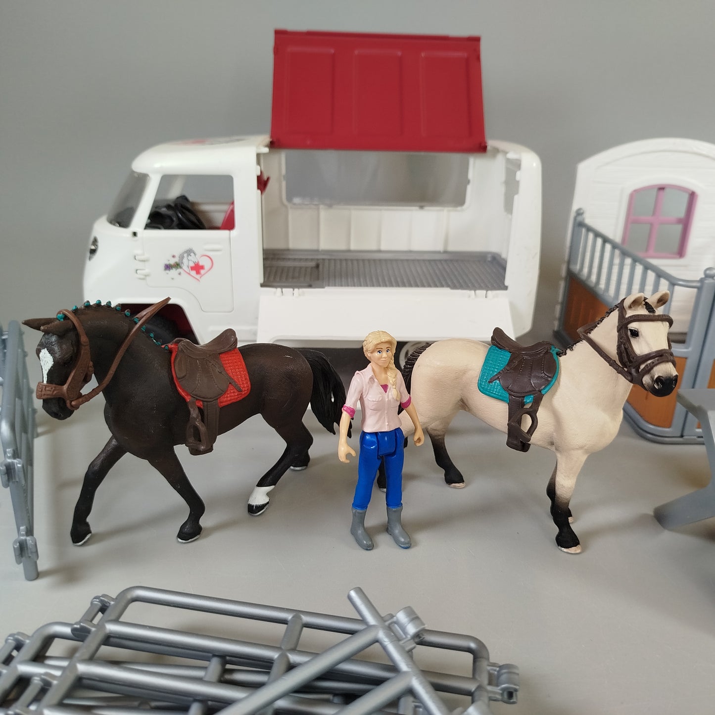 Schleich Pferdepflege Spielset – Tierarztwagen, Stall, Waschplatz
