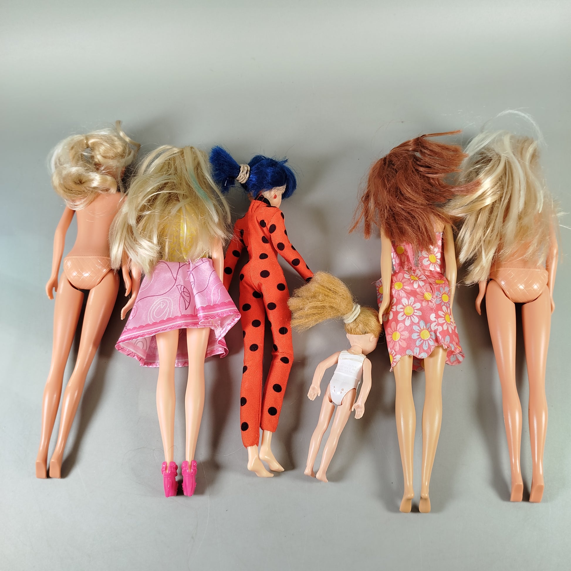 Puppen-Set von 6 – mit Kleidung & Zubehör, gemischt