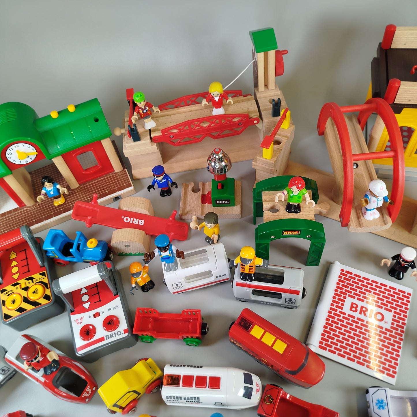 BRIO Holzspielzeug Konvolut- Züge, Häuser & Fahrzeuge