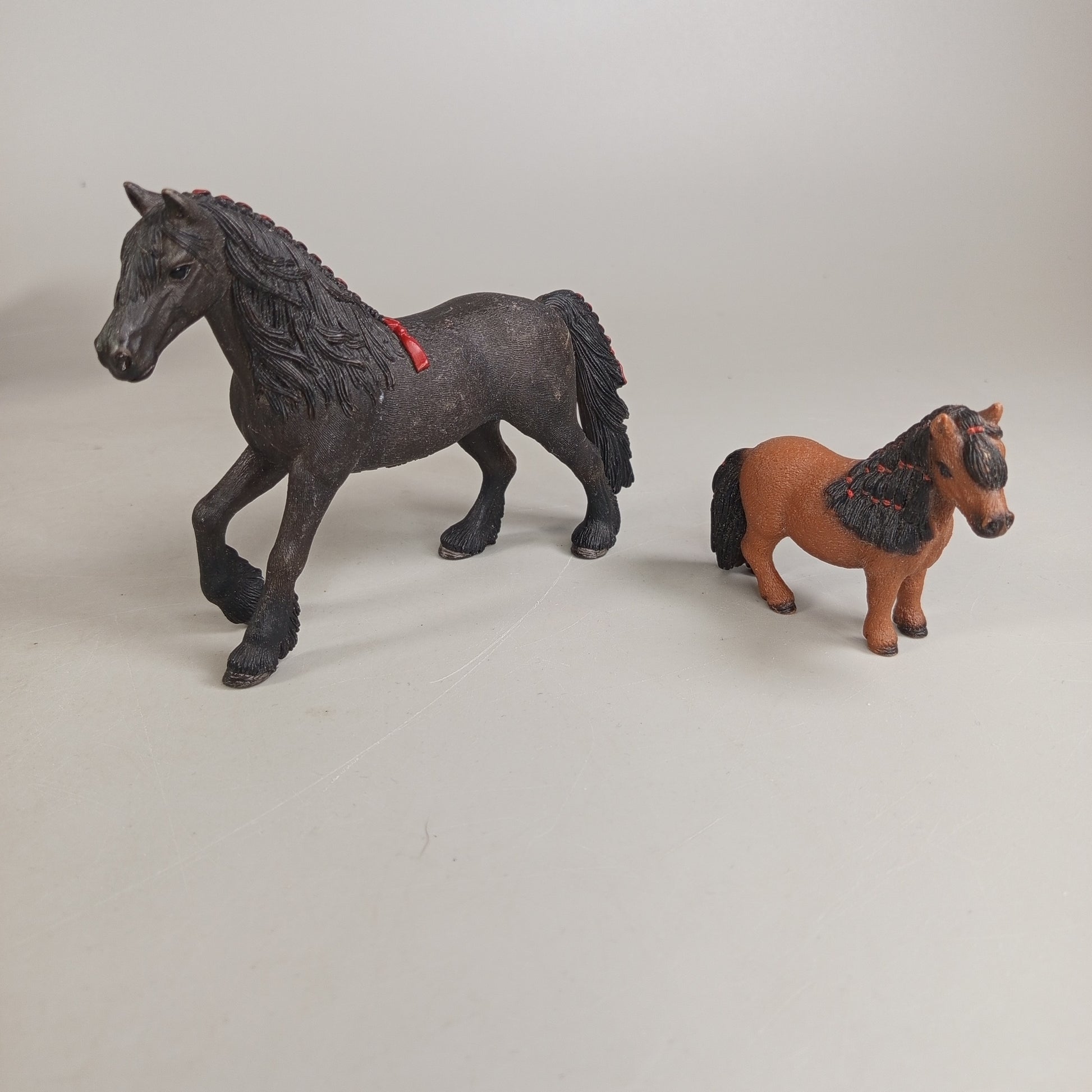 Pferdefiguren Set von 16 Tieren – realistische Spielfiguren