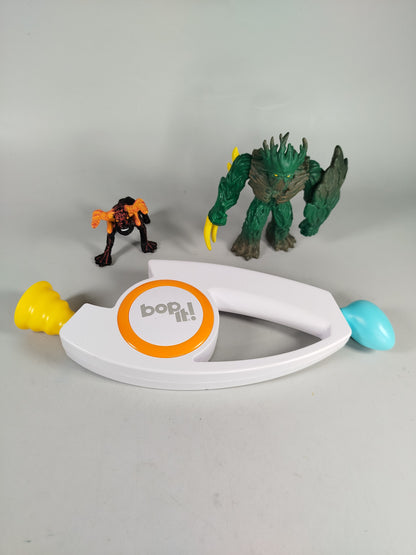  Spielzeug-Bundle: Bop It! und Monster Schleich-Figuren 