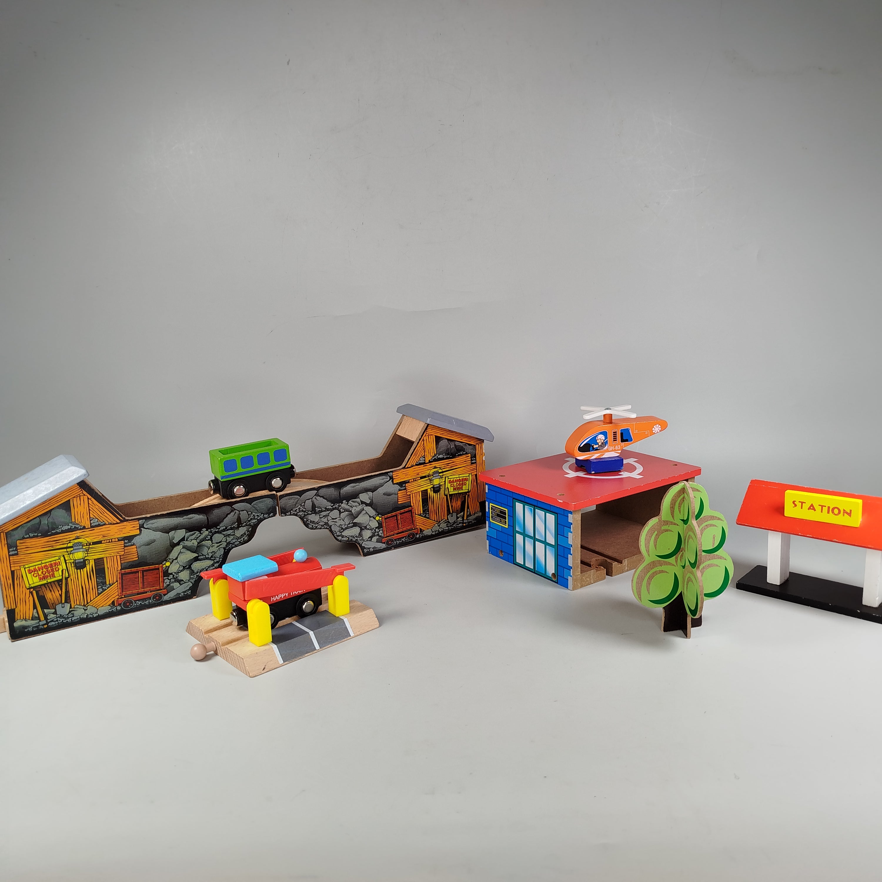 BRIO Holz-Eisenbahn-Set mit Zubehör, Bunt