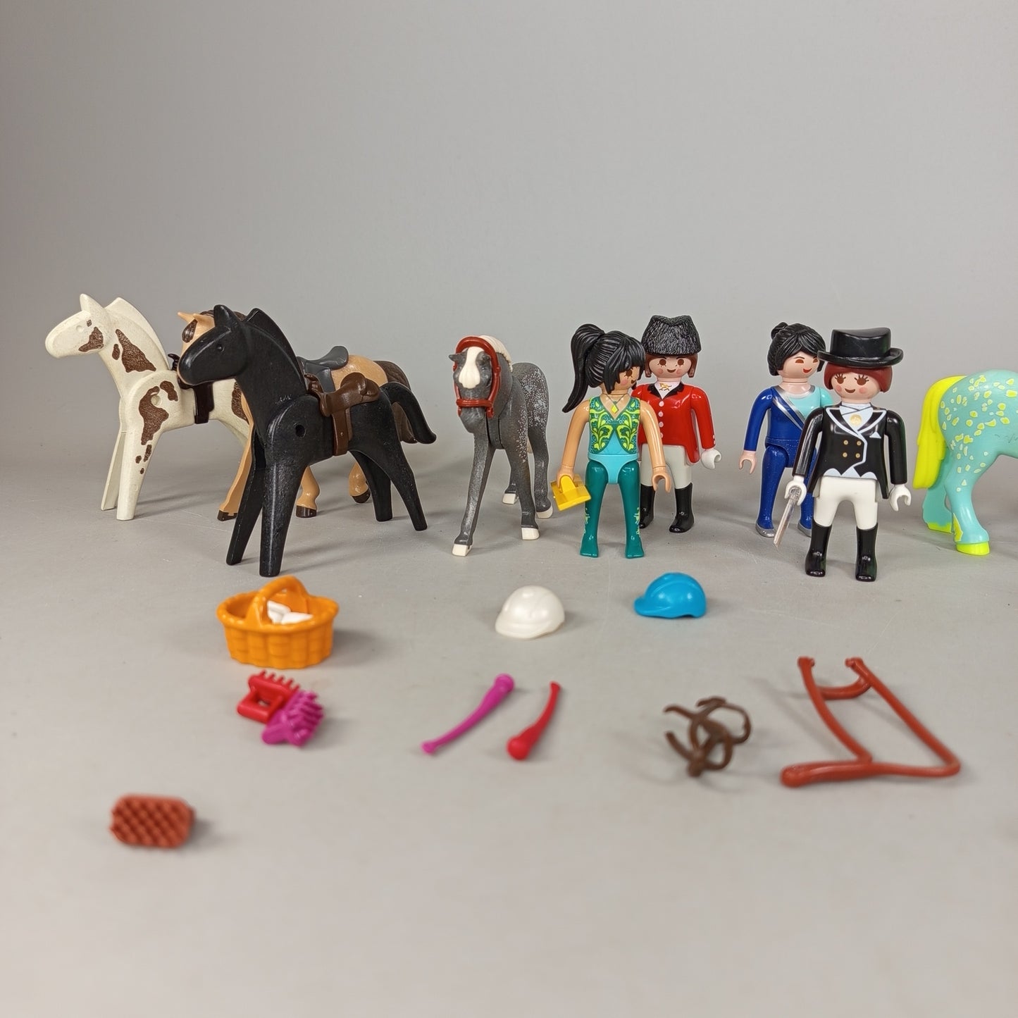 Bundle Playmobil Set von 15 Figuren & Pferde, gebraucht, ab 6 Jahre 