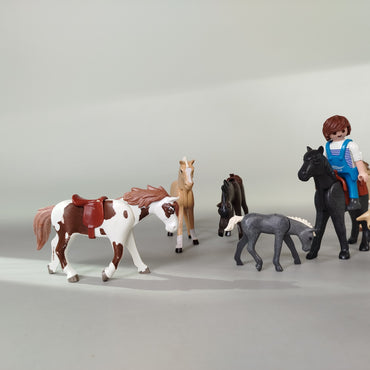 Playmobil Pferde Set – 9 Pferde & 1 Spielfigur, Reiterhof Zubehör