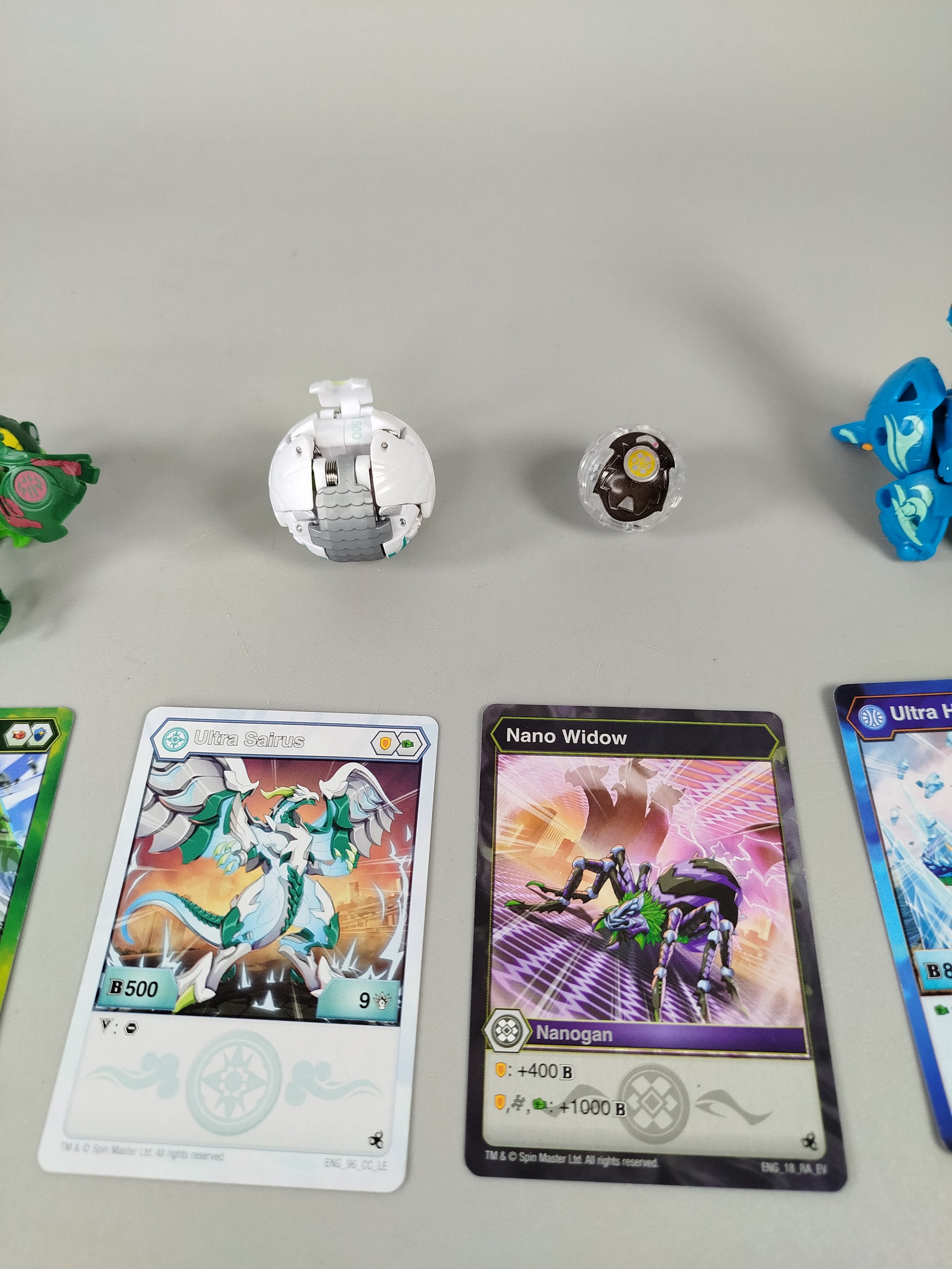Bakugan Set von 10 Figuren mit Karten