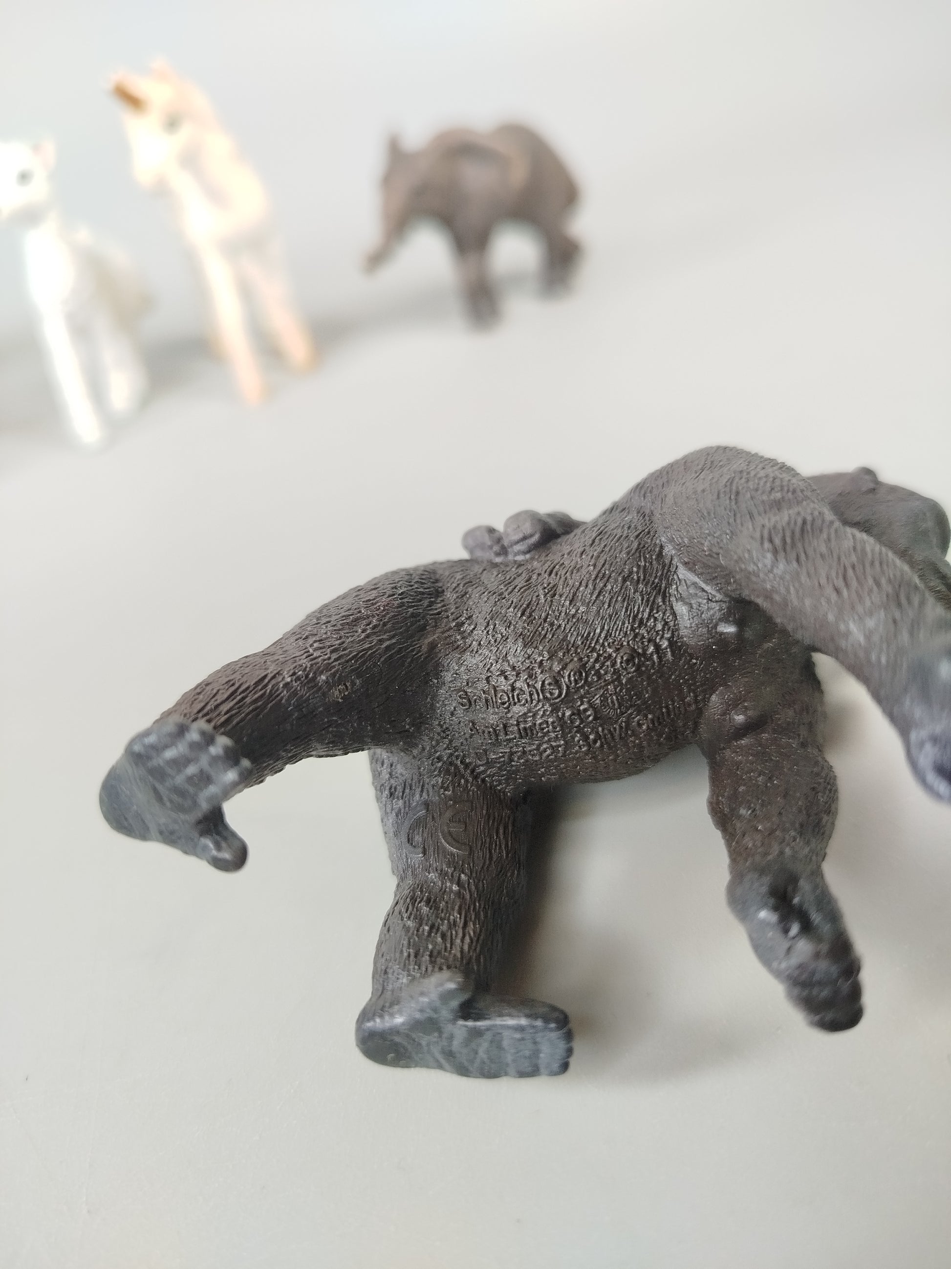Schleich Tierfiguren Set von 10 – Pferde, Elefant, Gorilla