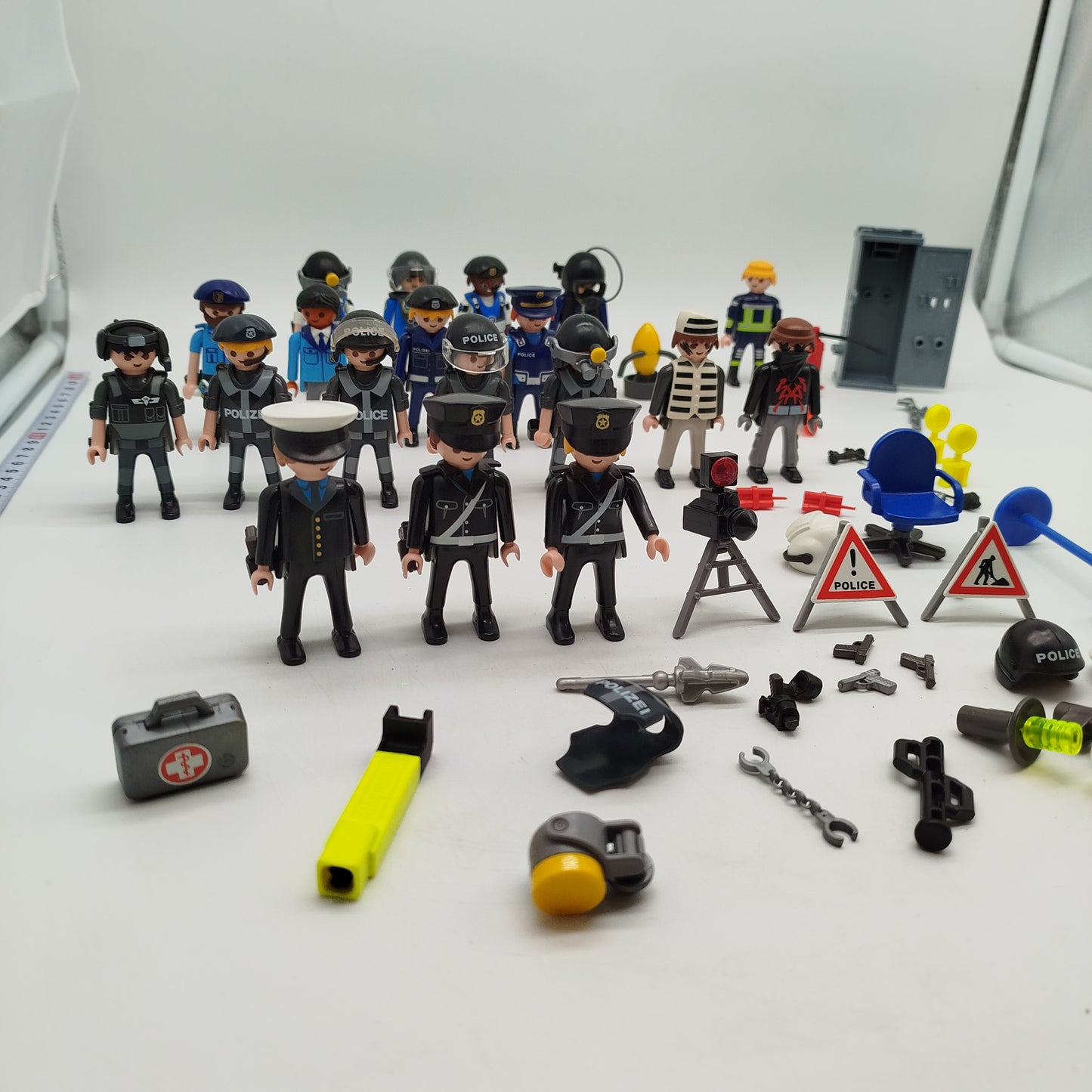 Playmobil Polizei Figuren-Set von 19 – mit Zubehör