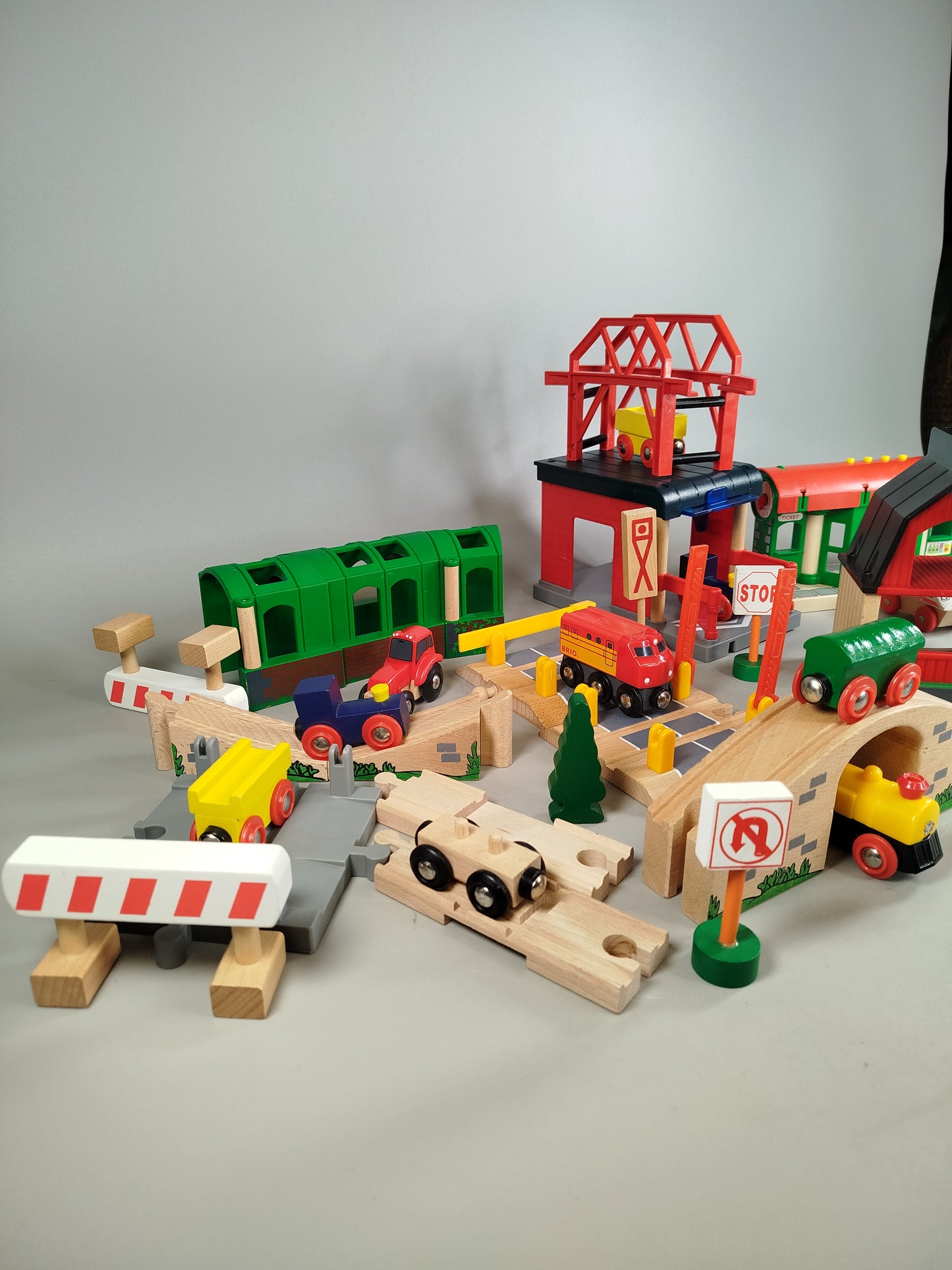 Brio Holzeisenbahn Set – mit Schienen, Fahrzeugen & Zubehör, 55-tlg.