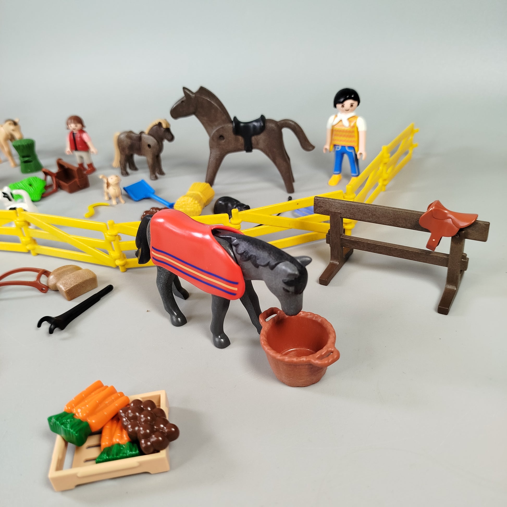 Playmobil Pferdehof – Reitstall-Set mit Figuren, Pferden & Zubehör