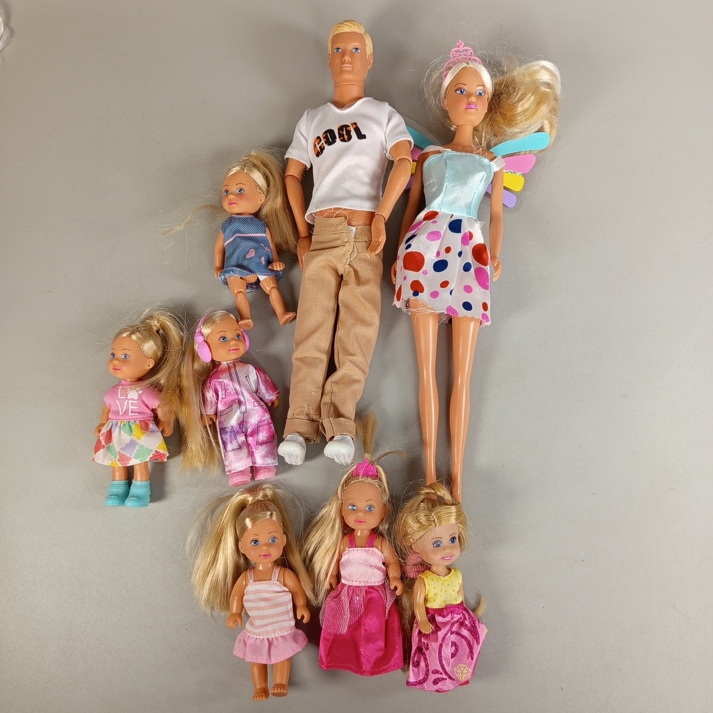 Simba Puppenfamilie Set von 8 Spielfiguren – mit Flügelpuppe