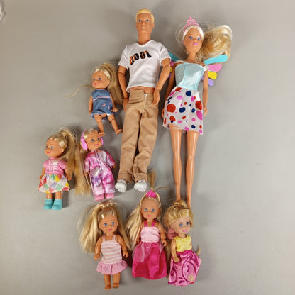 Simba Puppenfamilie Set von 8 Spielfiguren – mit Flügelpuppe