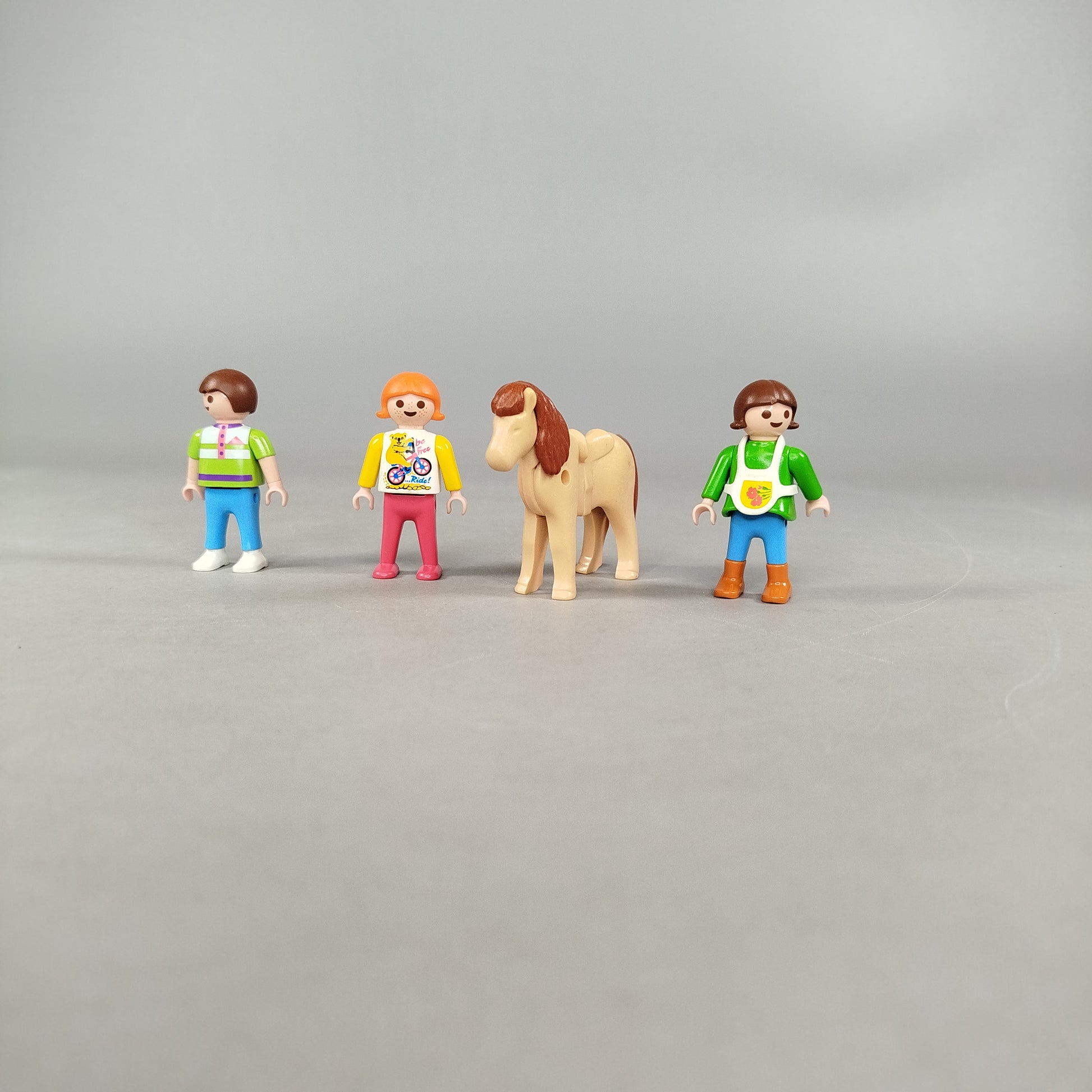 Bundle Playmobil Set von 17 Figuren & Pferd, gebraucht, ab 3 Jahre 