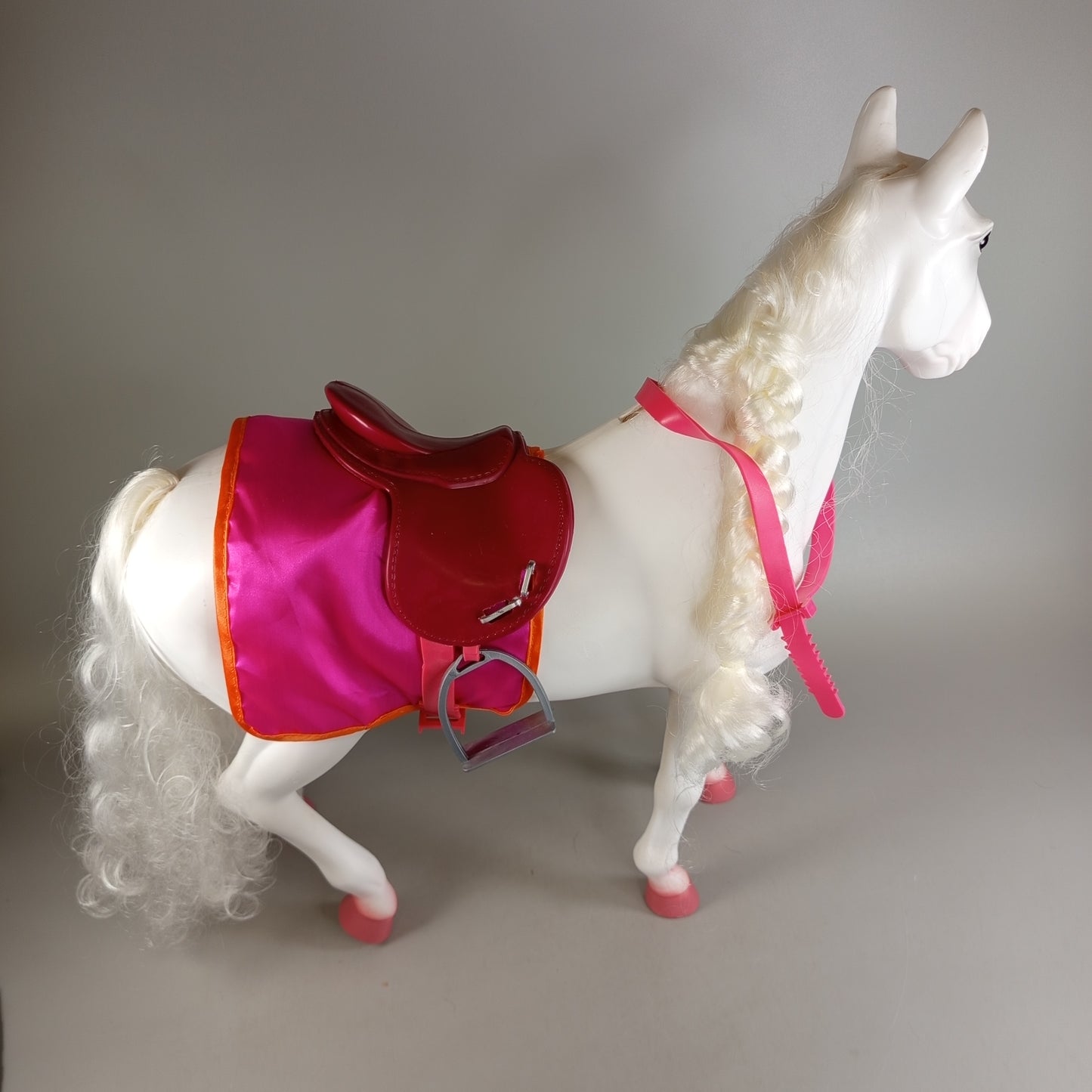 Our Generation Pferdefigur – mit Sattel, Zaumzeug & Zubehör