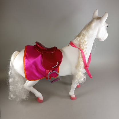 Our Generation Pferdefigur – mit Sattel, Zaumzeug & Zubehör