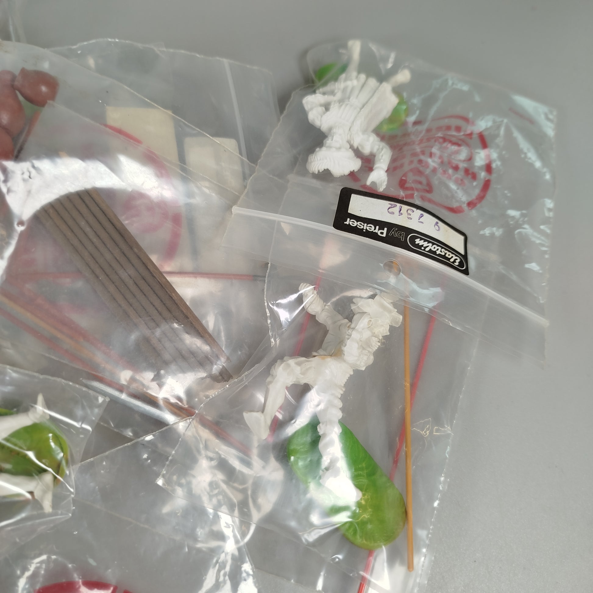 Elastolin Figuren Konvolut ca. 50 Miniaturen – Ritter, Pferde & Zubehör